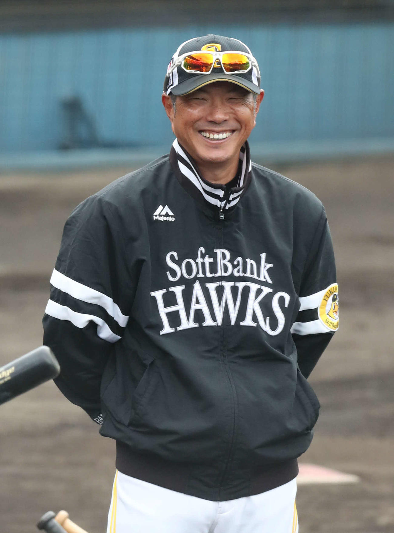 練習中、笑顔を見せる小久保監督（撮影・梅根麻紀）