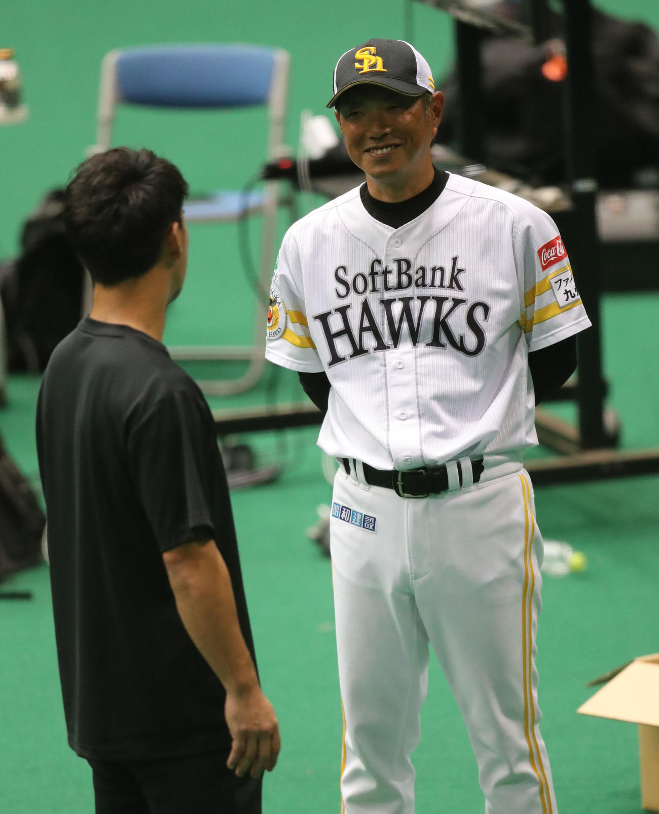 練習中、笑顔を見せる小久保監督（撮影・梅根麻紀）