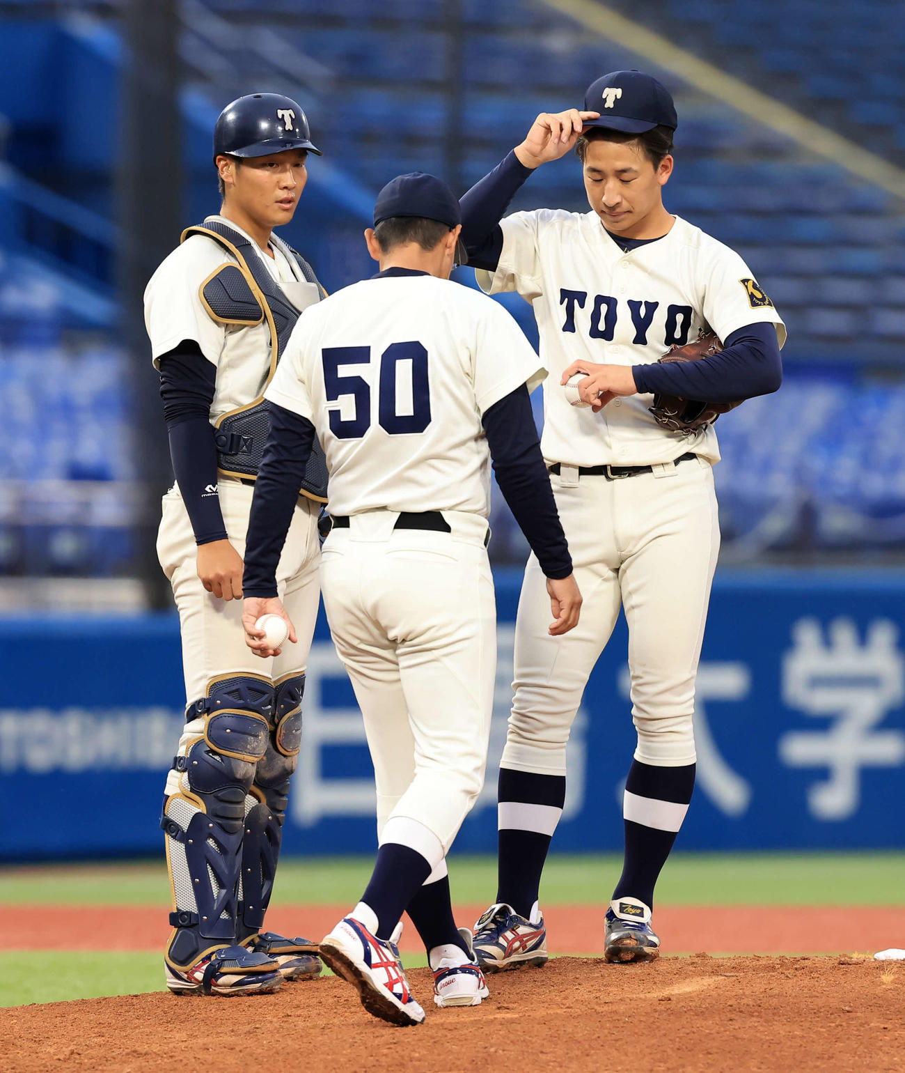 駒大対東洋大　2回表駒大2死満塁、ピンチを招き降板を告げられる東洋大・細野（右）（撮影・浅見桂子）