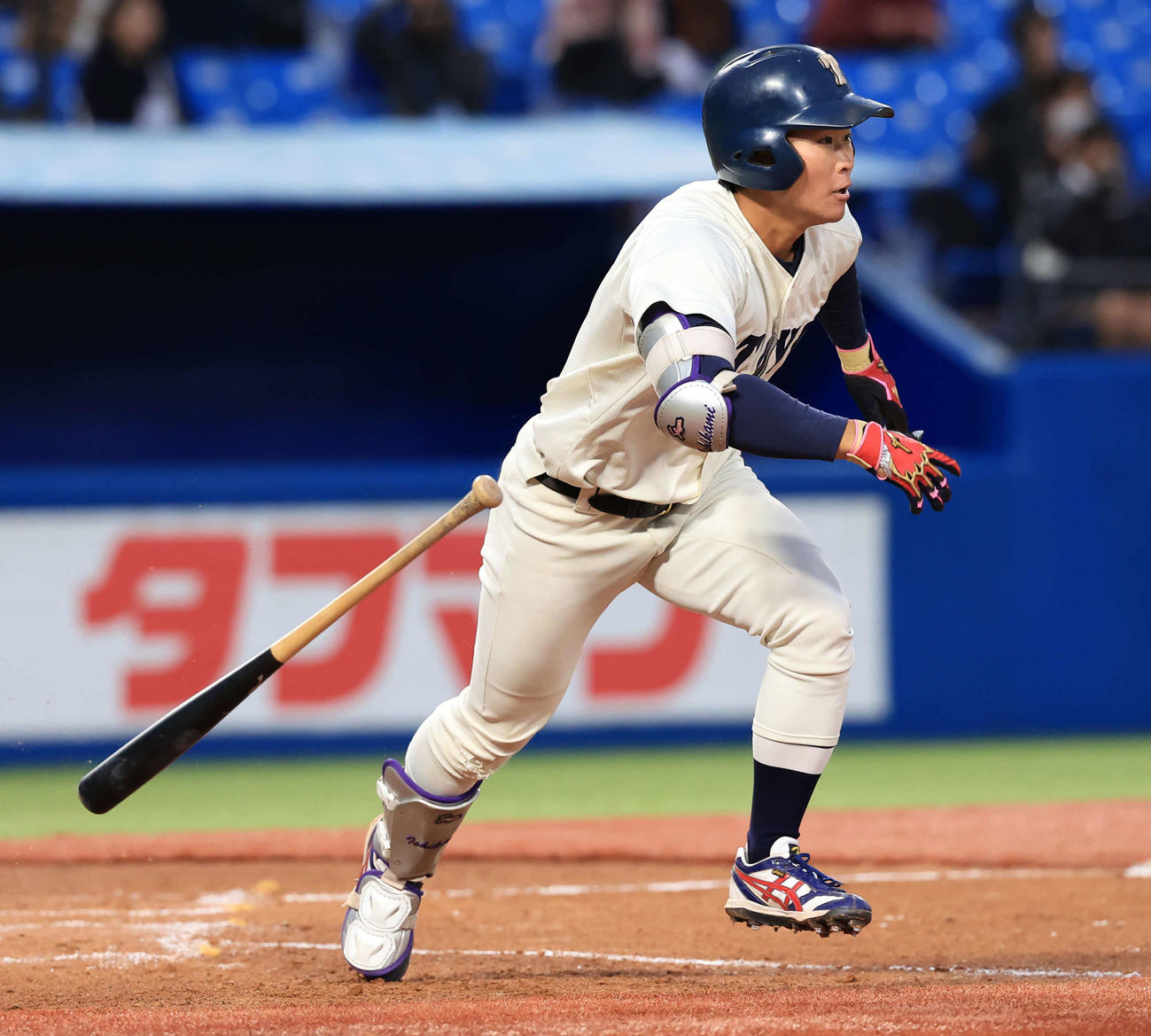 駒大対東洋大　2回裏東洋大1死、石上泰は右前打を放つ（撮影・浅見桂子）
