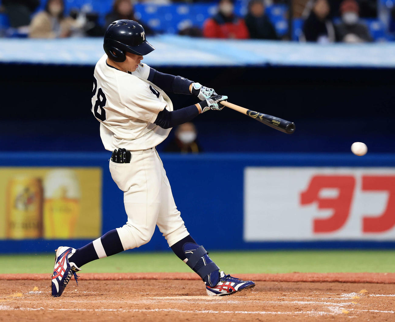 駒大対東洋大　2回裏東洋大1死一、三塁、山田は適時二塁打を放つ（撮影・浅見桂子）