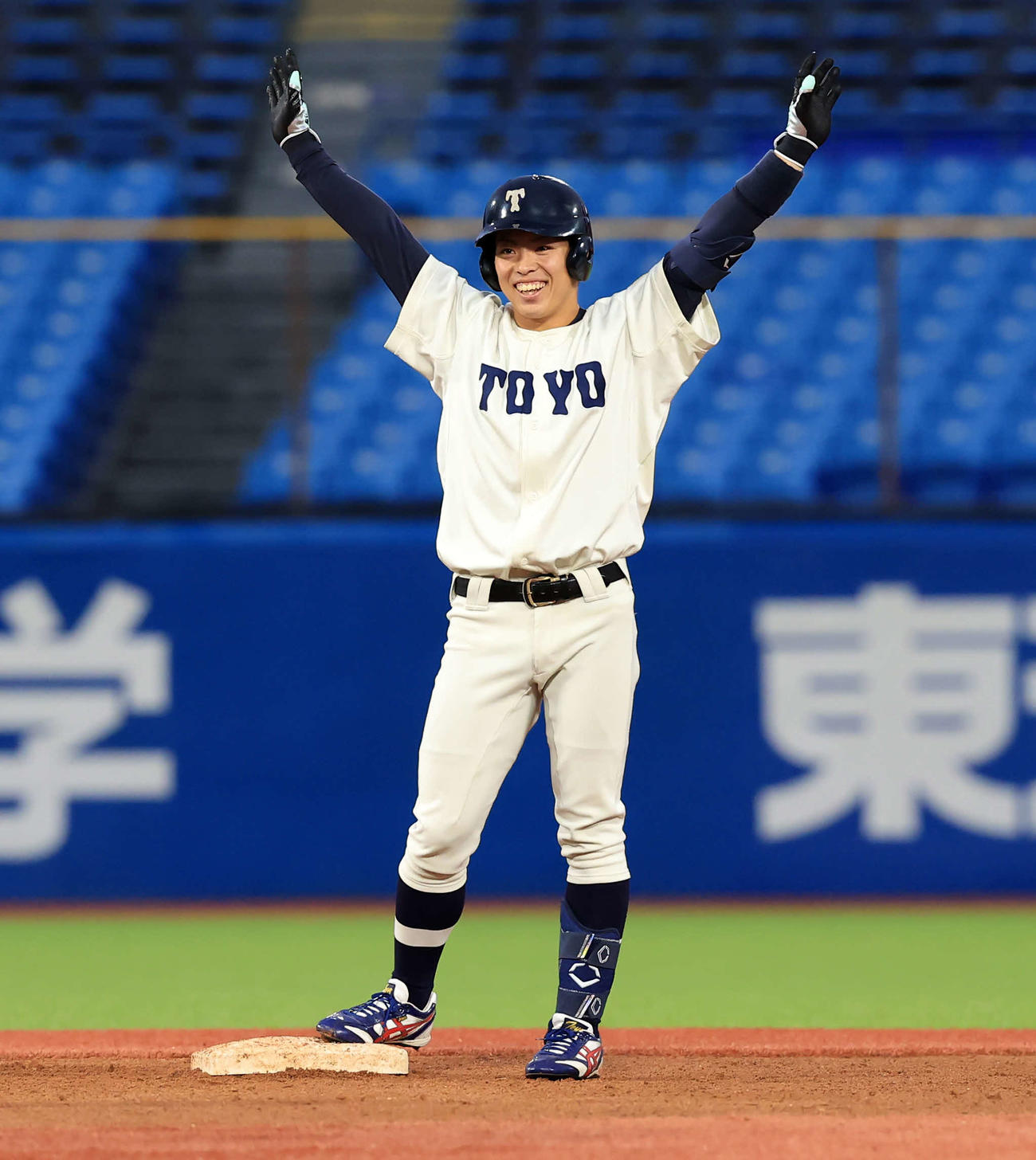 駒大対東洋大　2回裏東洋大1死一、三塁、山田は適時二塁打を放ちベンチにガッツポーズ（撮影・浅見桂子）