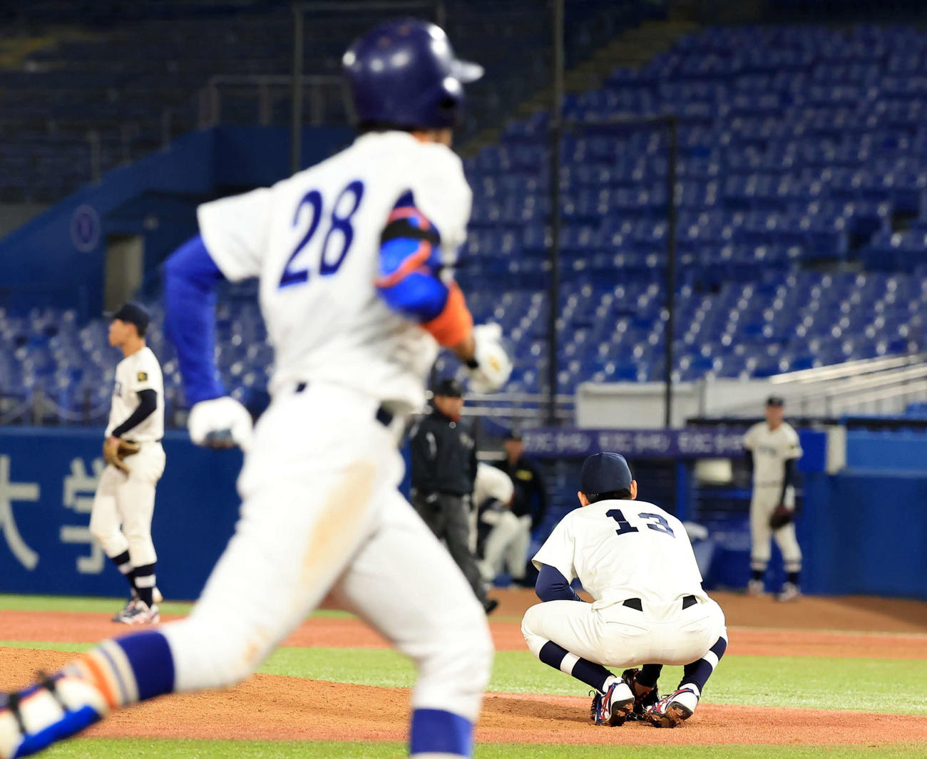 駒大対東洋大　8回表駒大1死一、二塁、三浦（手前）に右越え3点本塁打を許し、座り込む野沢（撮影・浅見桂子）