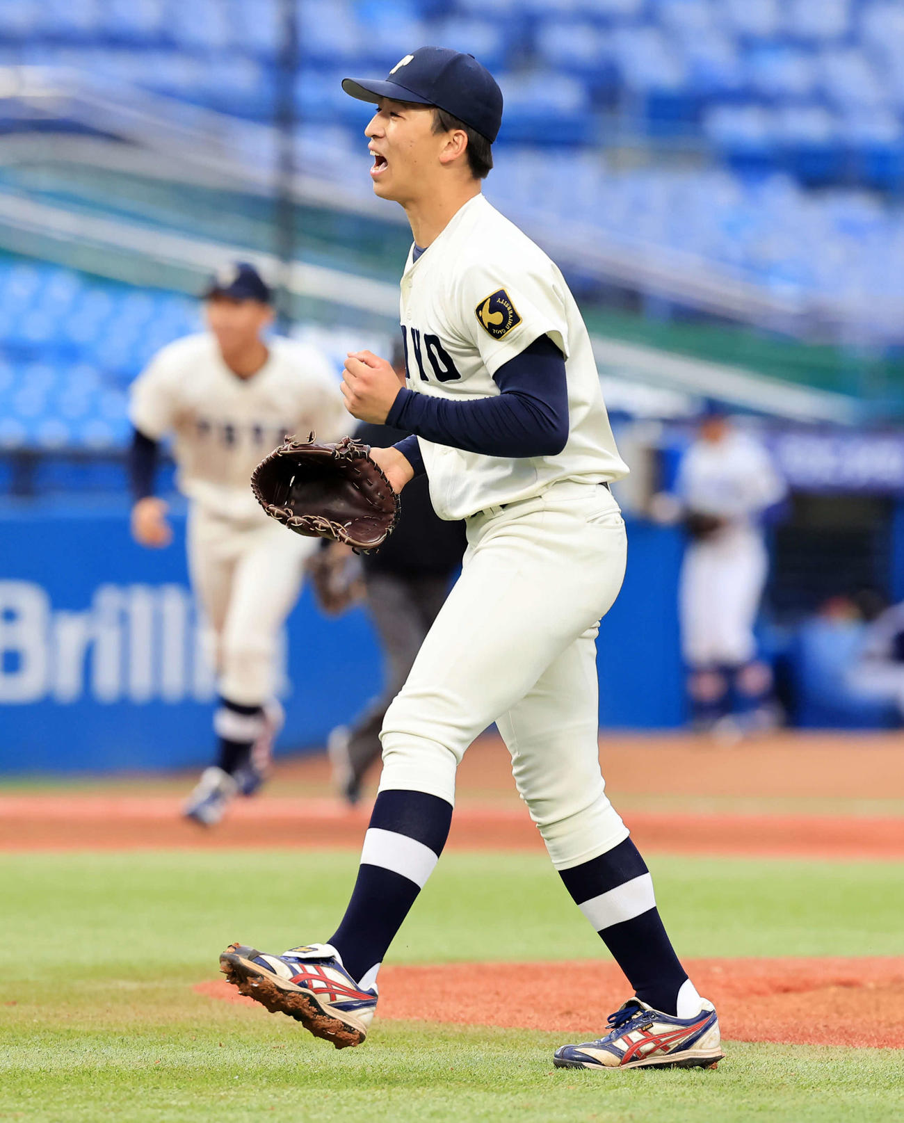 駒大対東洋大　1回表駒大2死一、三塁、大森を三振に仕留めてピンチを脱し、雄たけびを上げてガッツポーズする細野（撮影・浅見桂子）