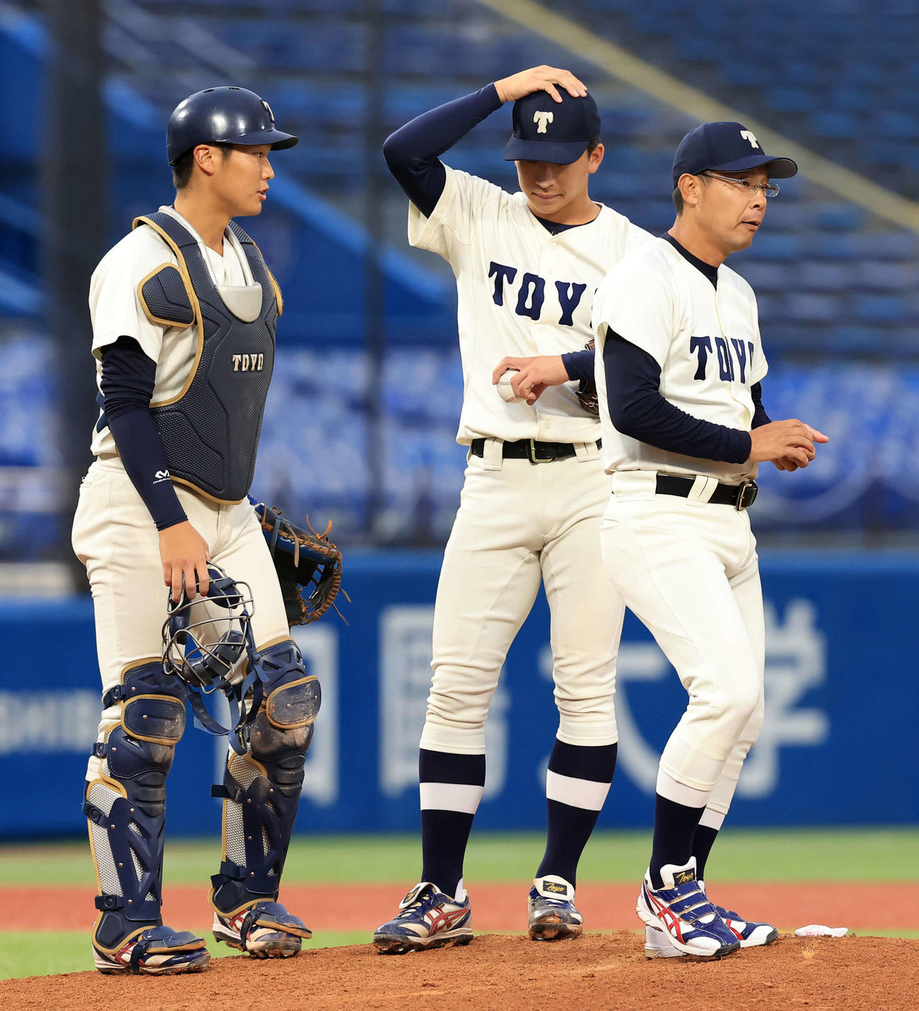 駒大対東洋大　2回表駒大2死満塁、ピンチを招き降板を告げられうつむく東洋大・細野（中央）（撮影・浅見桂子）