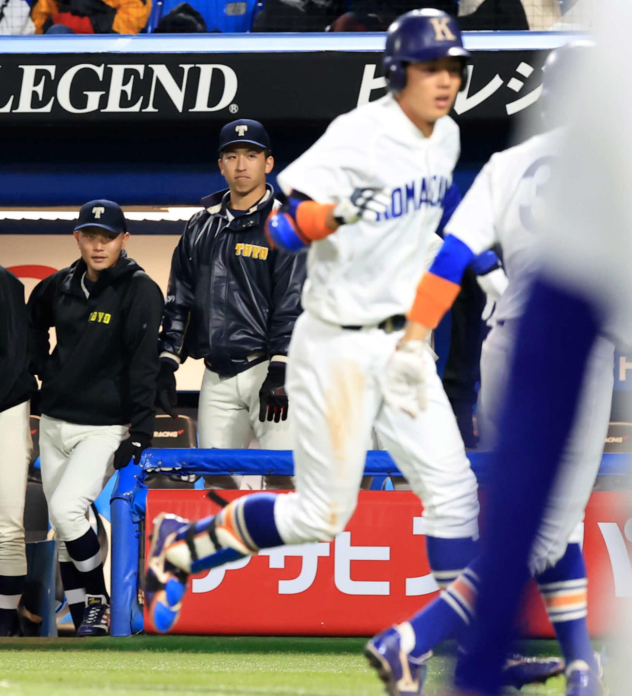 駒大対東洋大　8回表駒大1死一、二塁、三浦（手前）に右越え3点本塁打を許し、ぼう然とする細野（左から2人目）（撮影・浅見桂子）