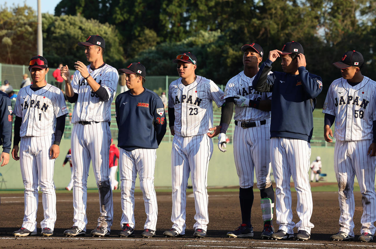 侍ジャパン対広島　勝利しスタンドにあいさつする侍ジャパン森下（中央）ら（撮影・足立雅史）