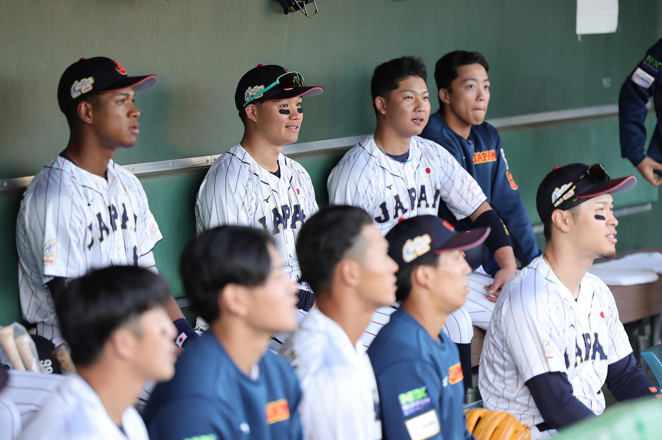 侍ジャパン対広島　勝利し、試合後のミーティングに臨む侍ジャパン森下（後方左から2人目）ら（撮影・足立雅史）