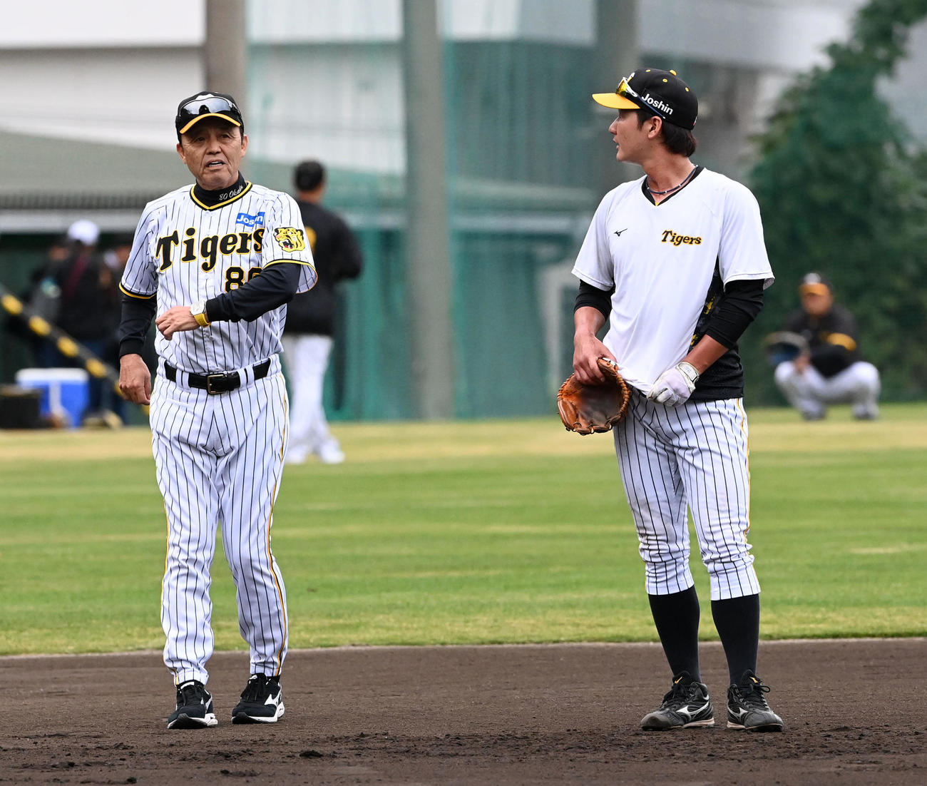 渡辺諒（右）を指導する岡田監督（撮影・前岡正明）