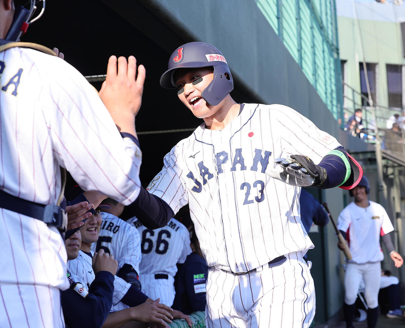 侍ジャパン対広島　6回裏侍ジャパン1死、森下は左越え本塁打を放ち笑顔でタッチを交わす（撮影・足立雅史）