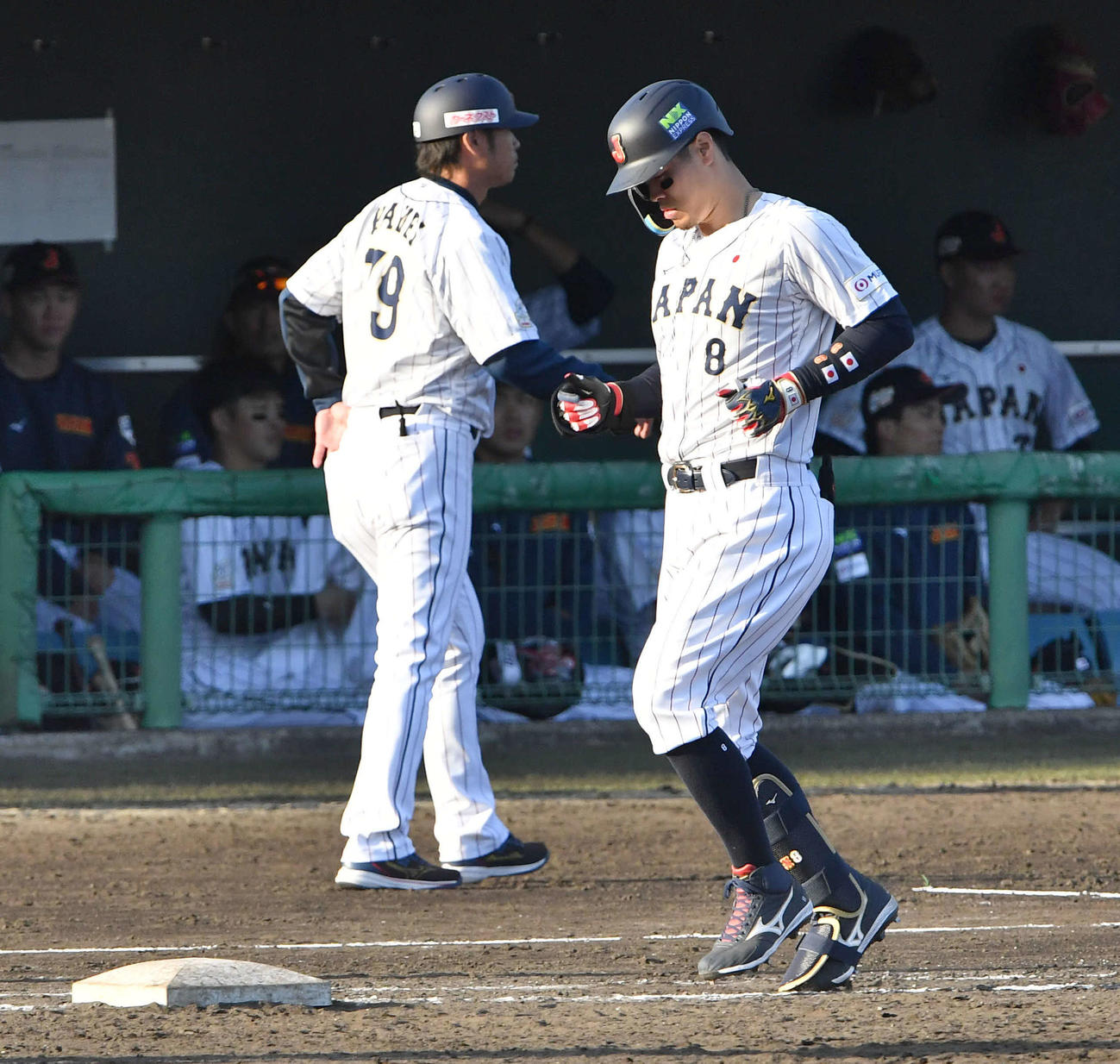 侍ジャパン対広島　8回裏侍ジャパン2死二、三塁、一ゴロに倒れて肩を落とす佐藤輝（撮影・岩下翔太）