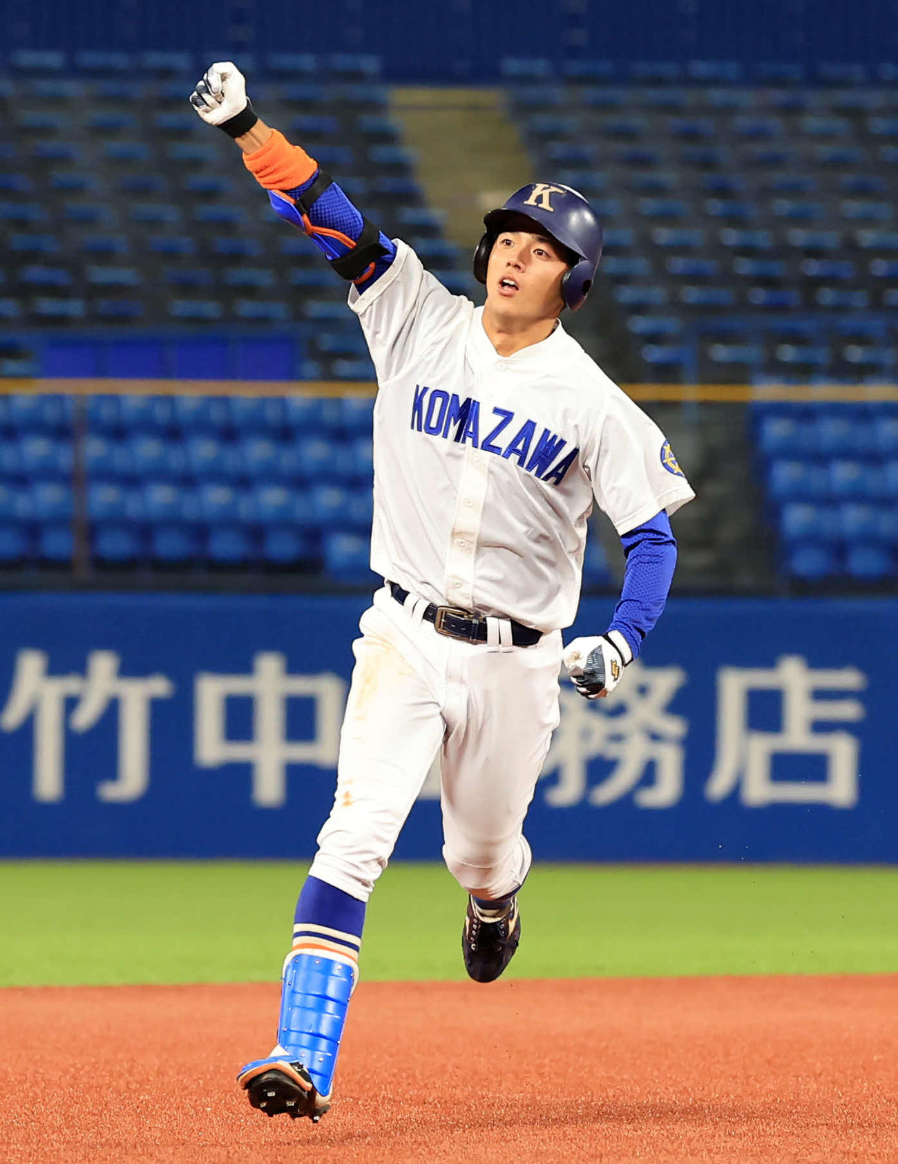 駒大対東洋大　8回表駒大1死一、二塁、三浦は右越え3点本塁打を放ちスタンドにガッツポーズで三塁を回る（撮影・浅見桂子）