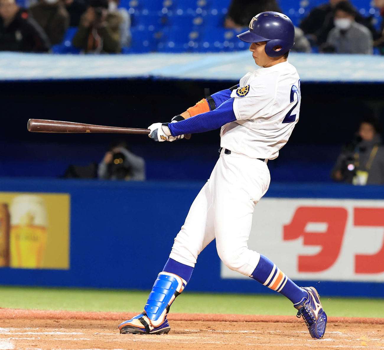 駒大対東洋大　8回表駒大1死一、二塁、三浦は右越え3点本塁打を放つ（撮影・浅見桂子）