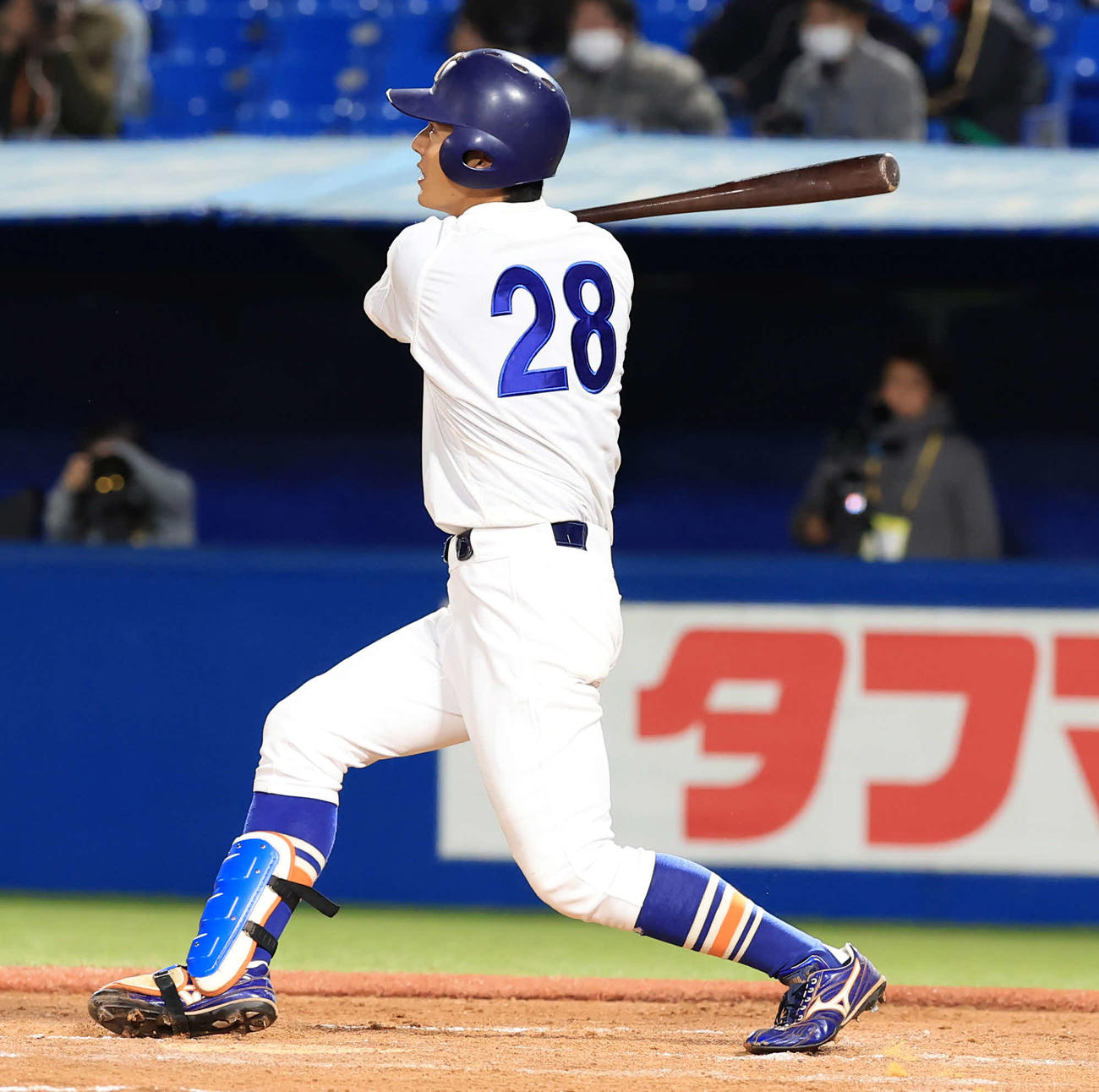 駒大対東洋大　8回表駒大1死一、二塁、三浦は右越え3点本塁打を放つ（撮影・浅見桂子）