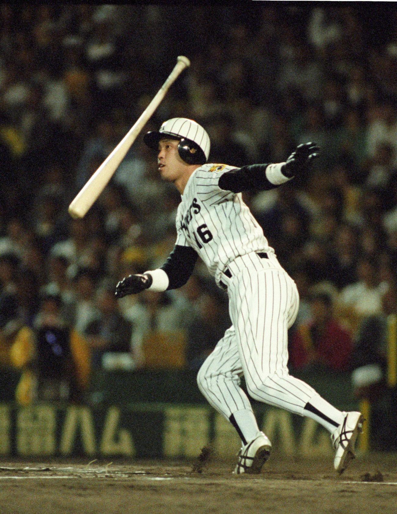 鮮やかにバットを投げる現役時代の岡田監督（1992年9月撮影）