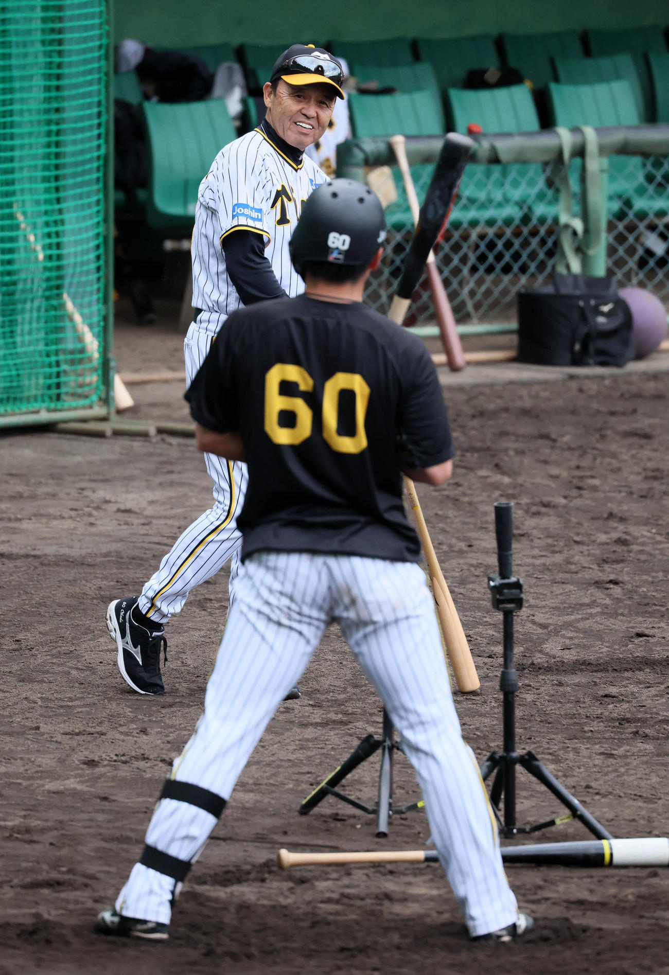 1時間以上にわたって小野寺を直接指導した岡田監督（撮影・加藤哉）
