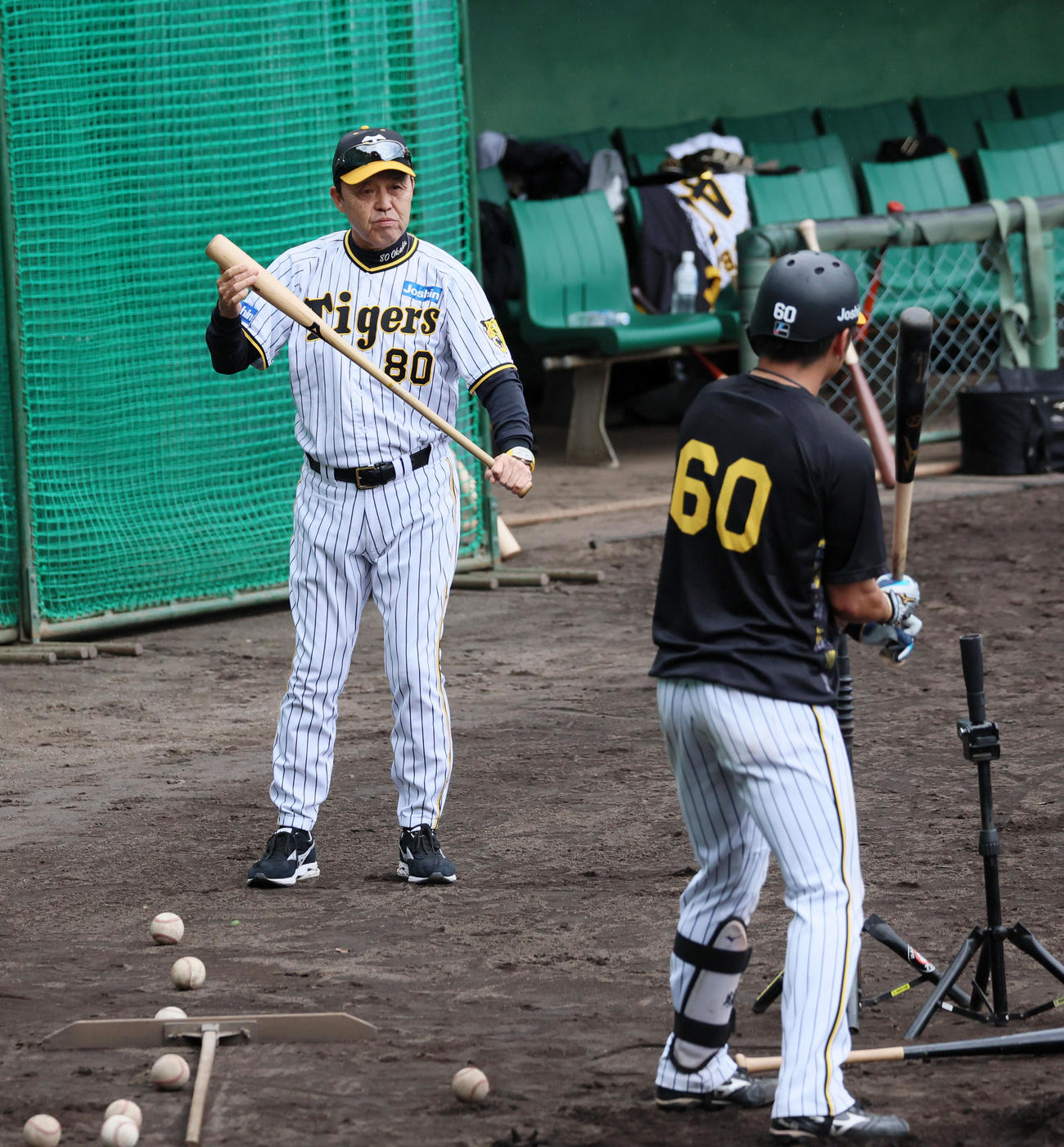1時間以上にわたって小野寺を直接指導した岡田監督（撮影・加藤哉）