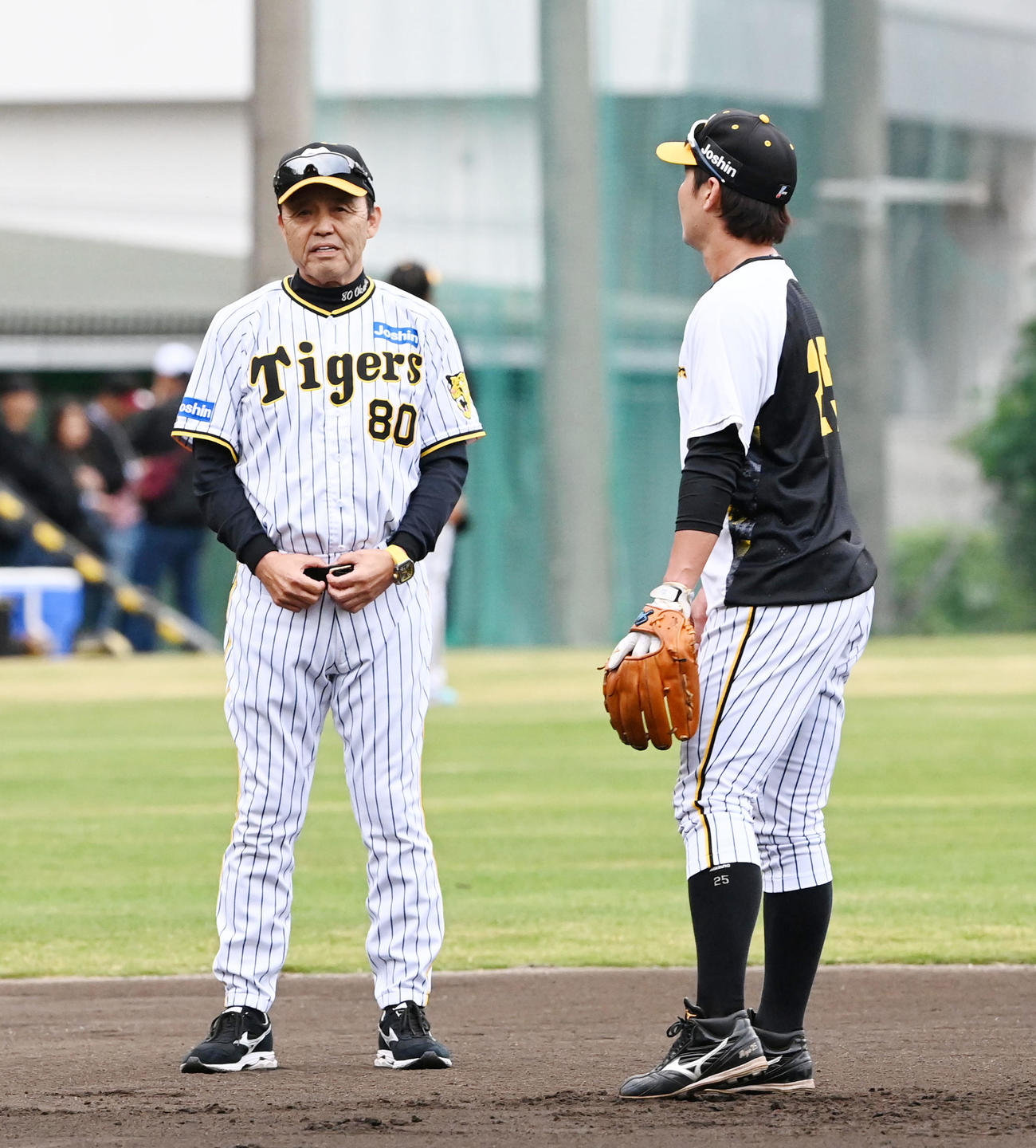 渡辺諒（右）を指導する岡田監督（撮影・前岡正明）