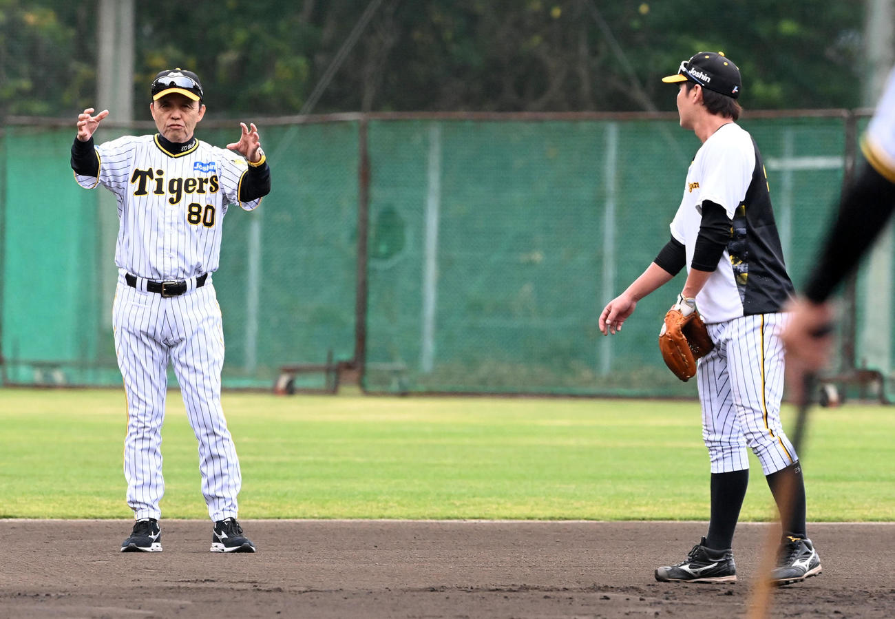 渡辺諒（右）を指導する岡田監督（撮影・前岡正明）