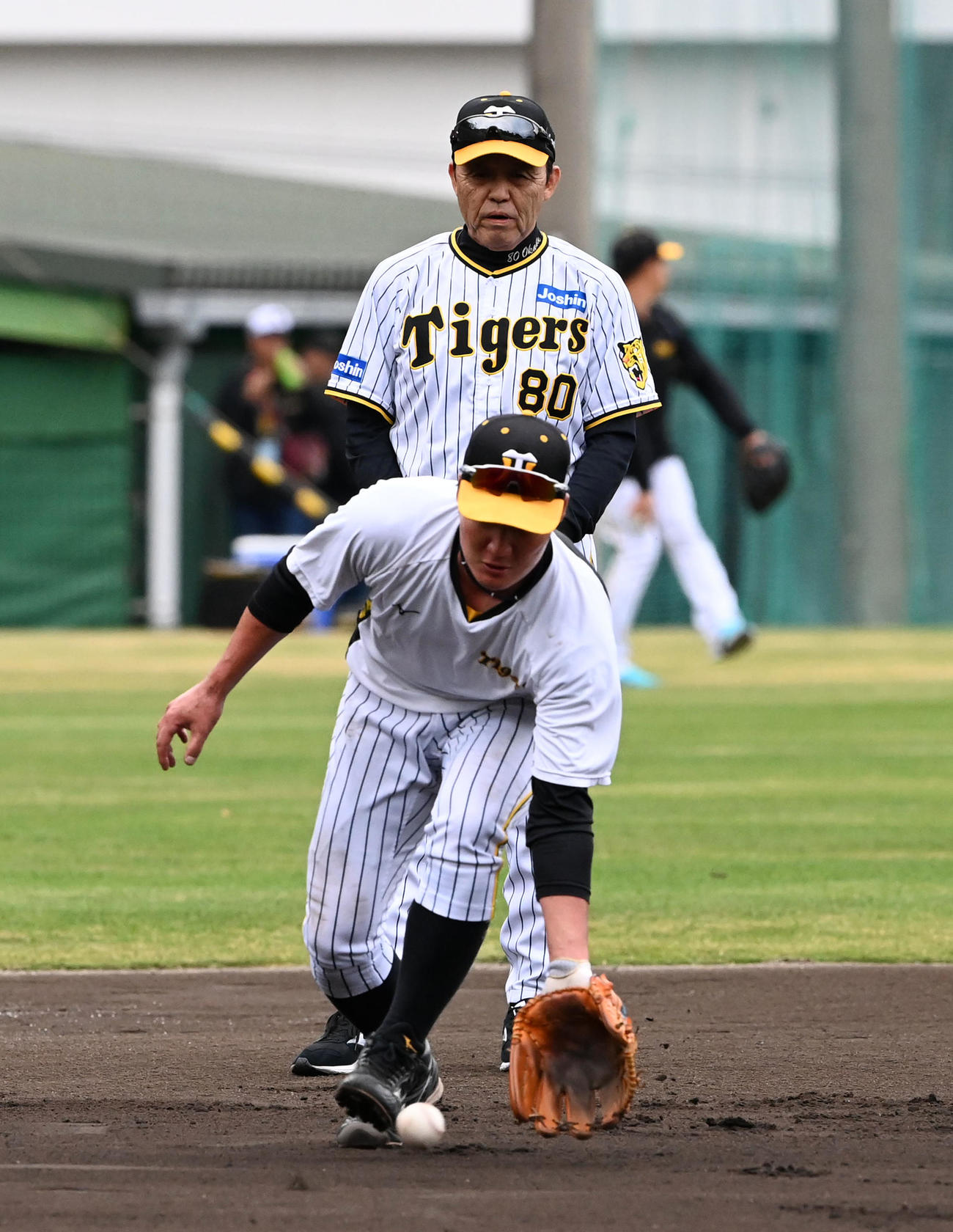 渡辺諒（手前）の特守を見る岡田監督（撮影・前岡正明）
