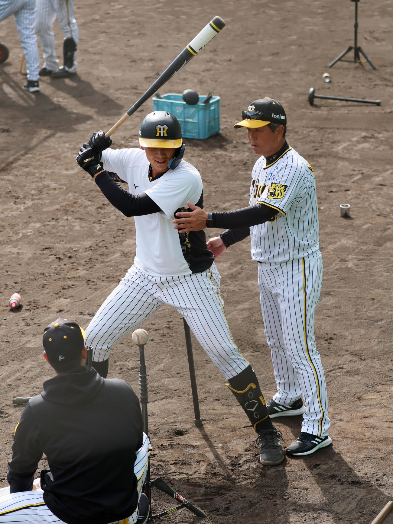 水口コーチ（右）の指導を受ける井上（撮影・加藤哉）