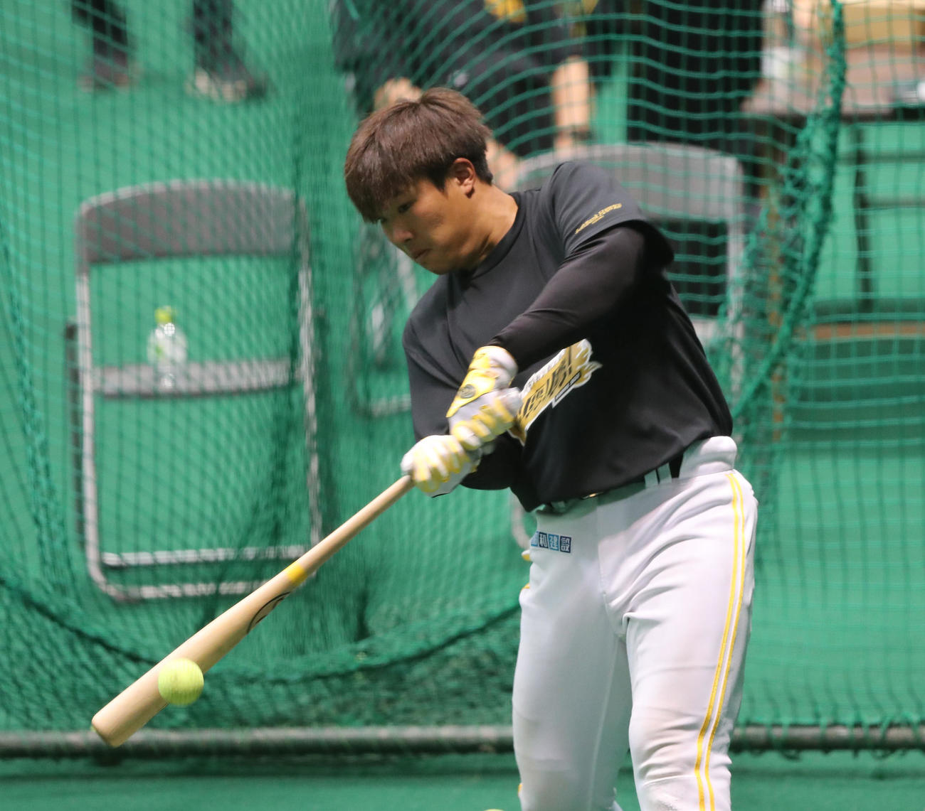ドライブライン測定の結果を受けフォーム等のチェックをする井上（撮影・梅根麻紀）