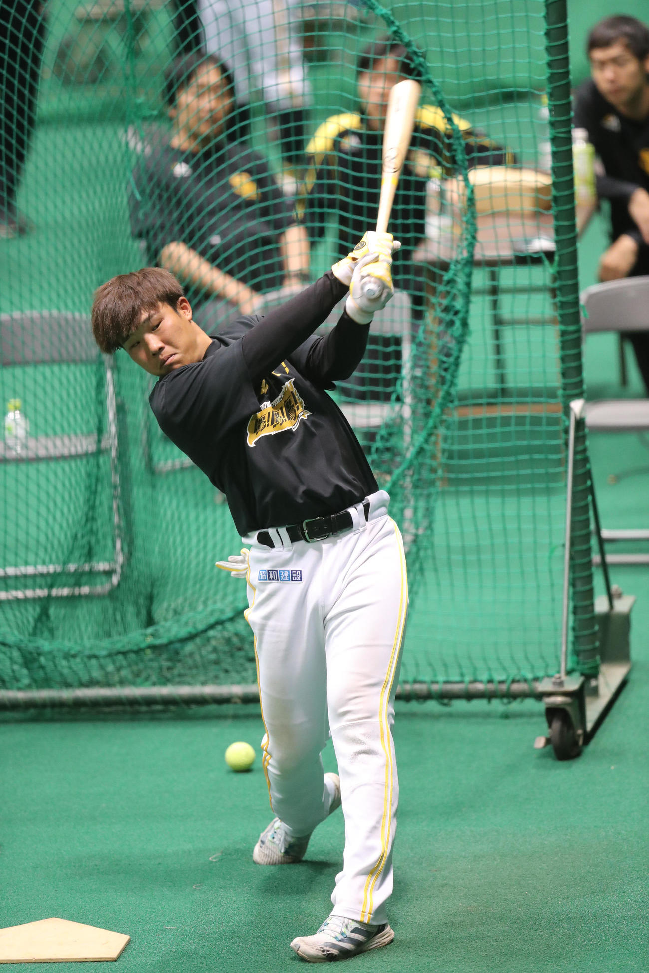 ドライブライン測定の結果を受けフォーム等のチェックをする井上（撮影・梅根麻紀）