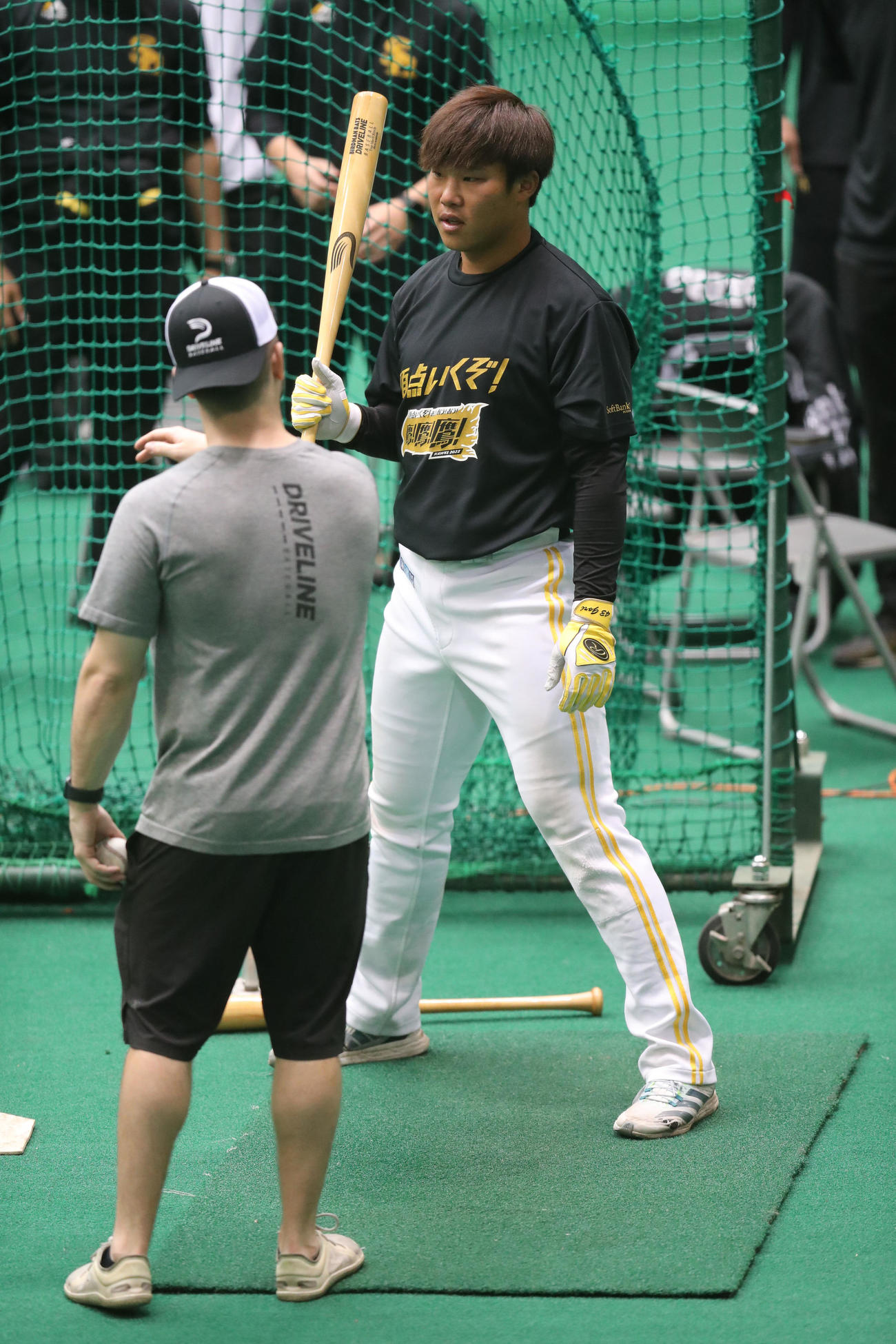 ドライブライン測定の結果を受けフォーム等のチェックをする井上（撮影・梅根麻紀）