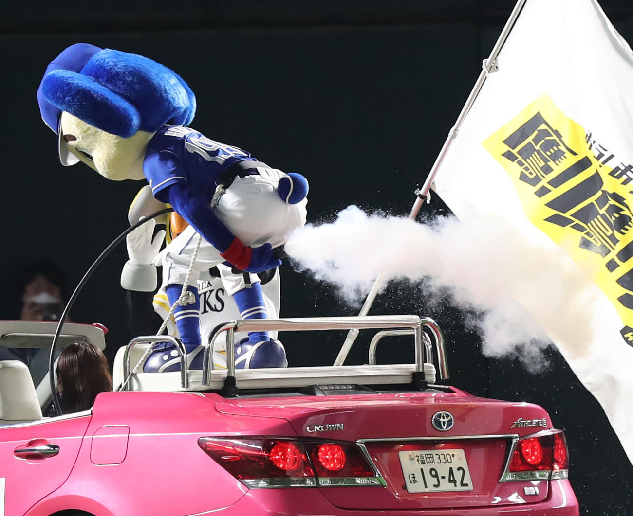 ソフトバンクとの交流戦で、車の上でおしりから白煙を発射するドアラ（23年5月31日撮影）