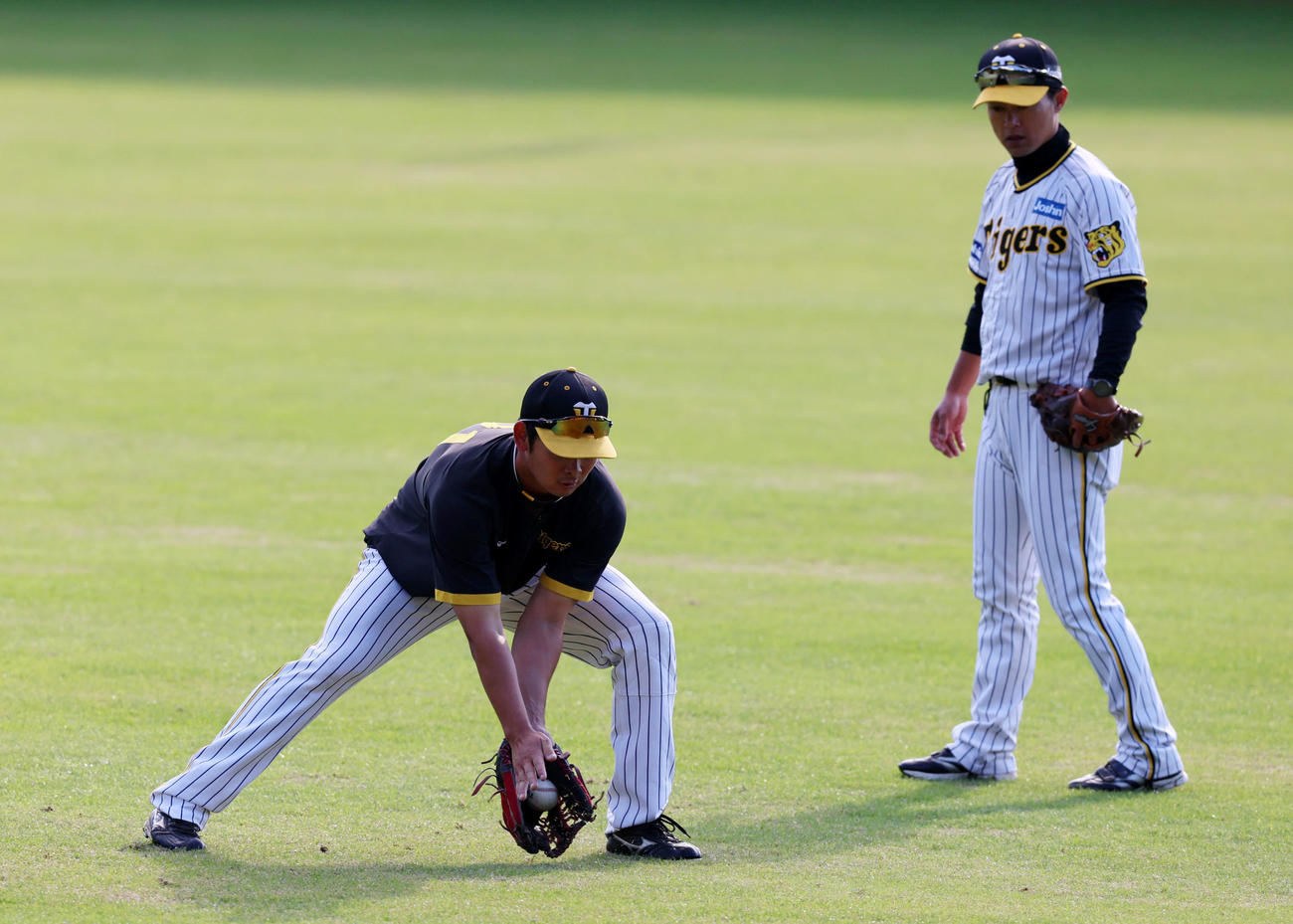 早出特守を行う阪神野口。右は上本コーチ（撮影・加藤哉）