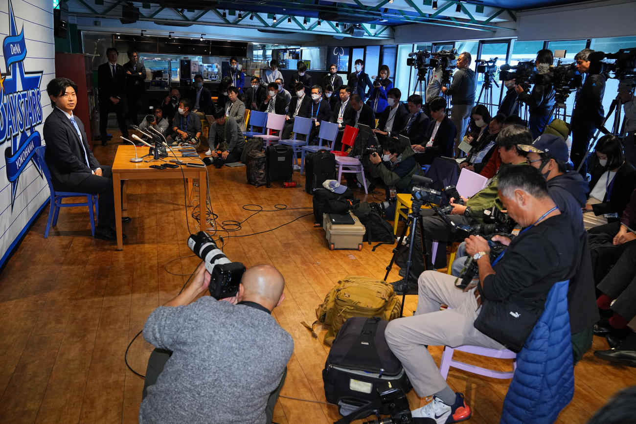 メジャー挑戦を表明し会見に臨むDeNA今永（撮影・垰建太）