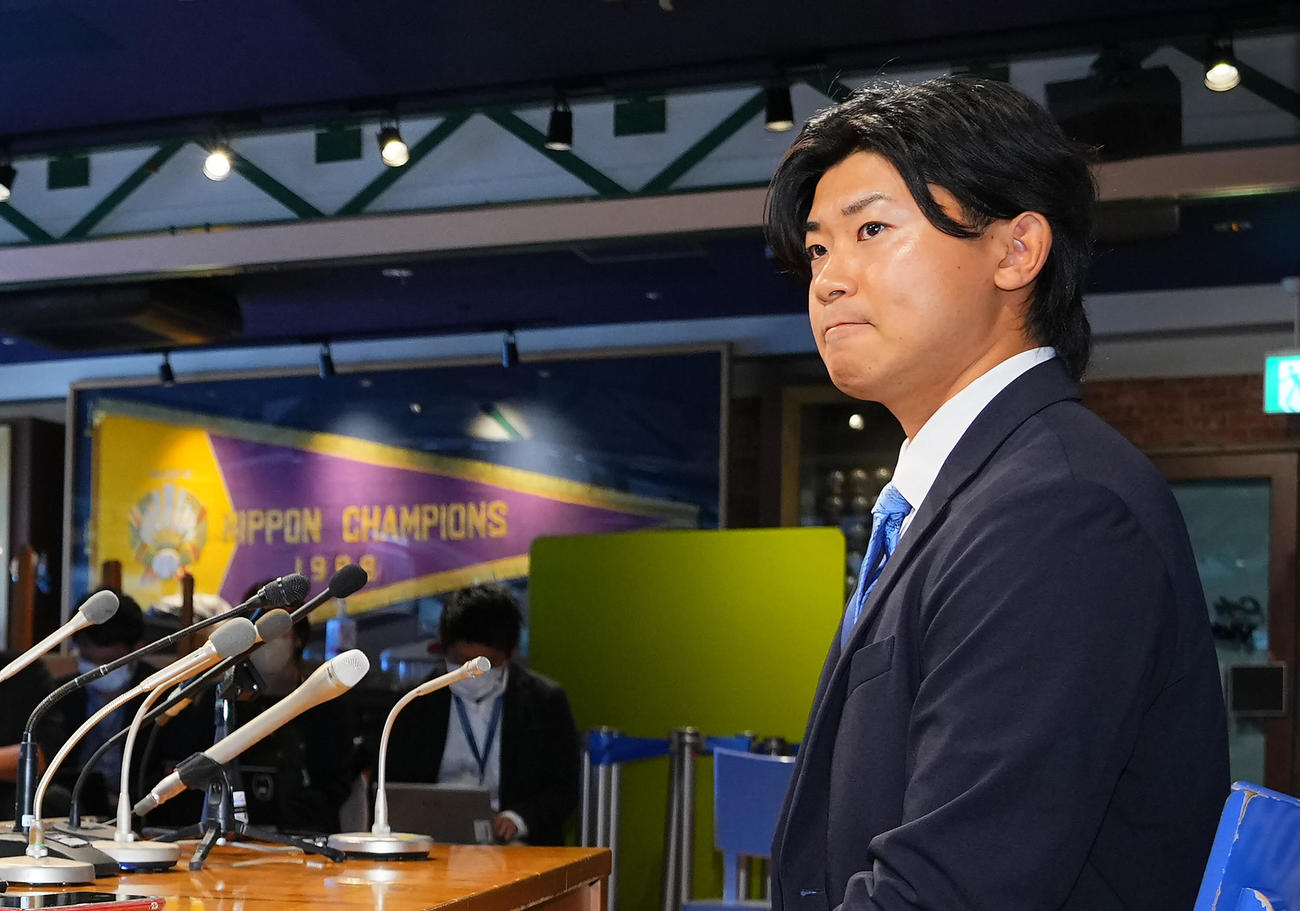 メジャー挑戦を表明し会見に臨むDeNA今永（撮影・垰建太）