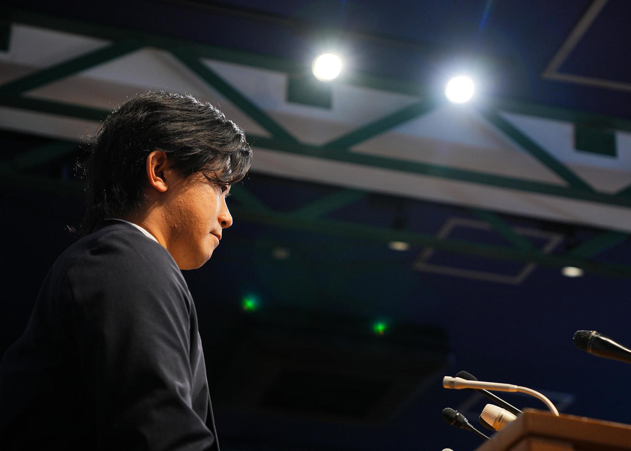 メジャー挑戦を表明し会見で記者の質問に考え込むDeNA今永（撮影・垰建太）
