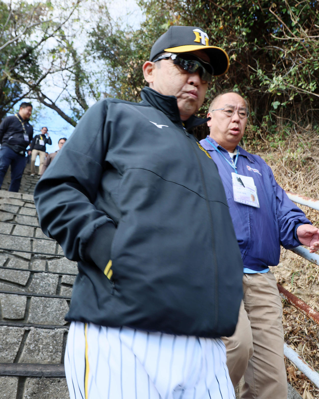 岡田監督は長い階段を降りてブルペンへ向かう（撮影・加藤哉）