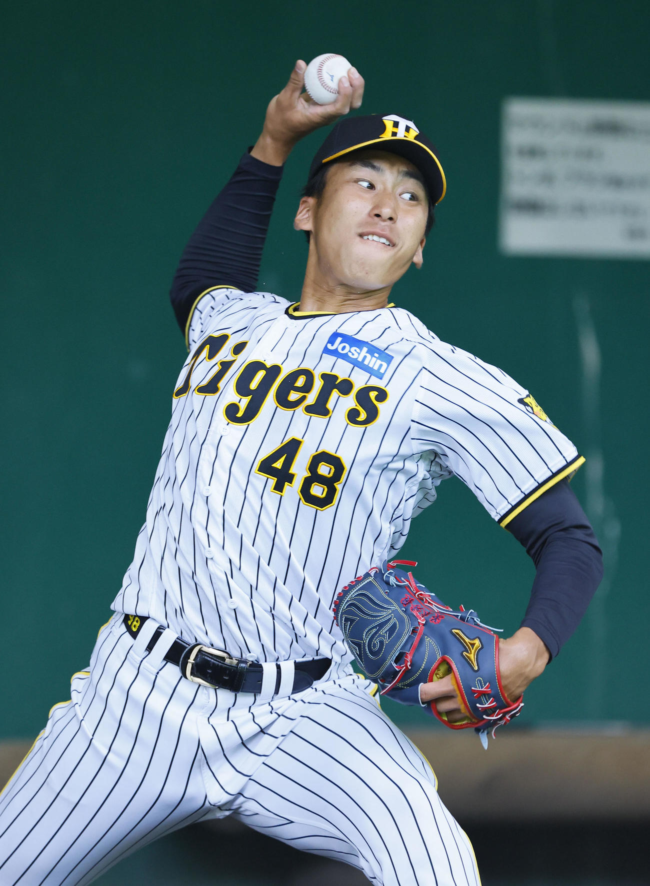 ブルペンで投球練習する阪神茨木秀俊（2023年11月9日撮影）