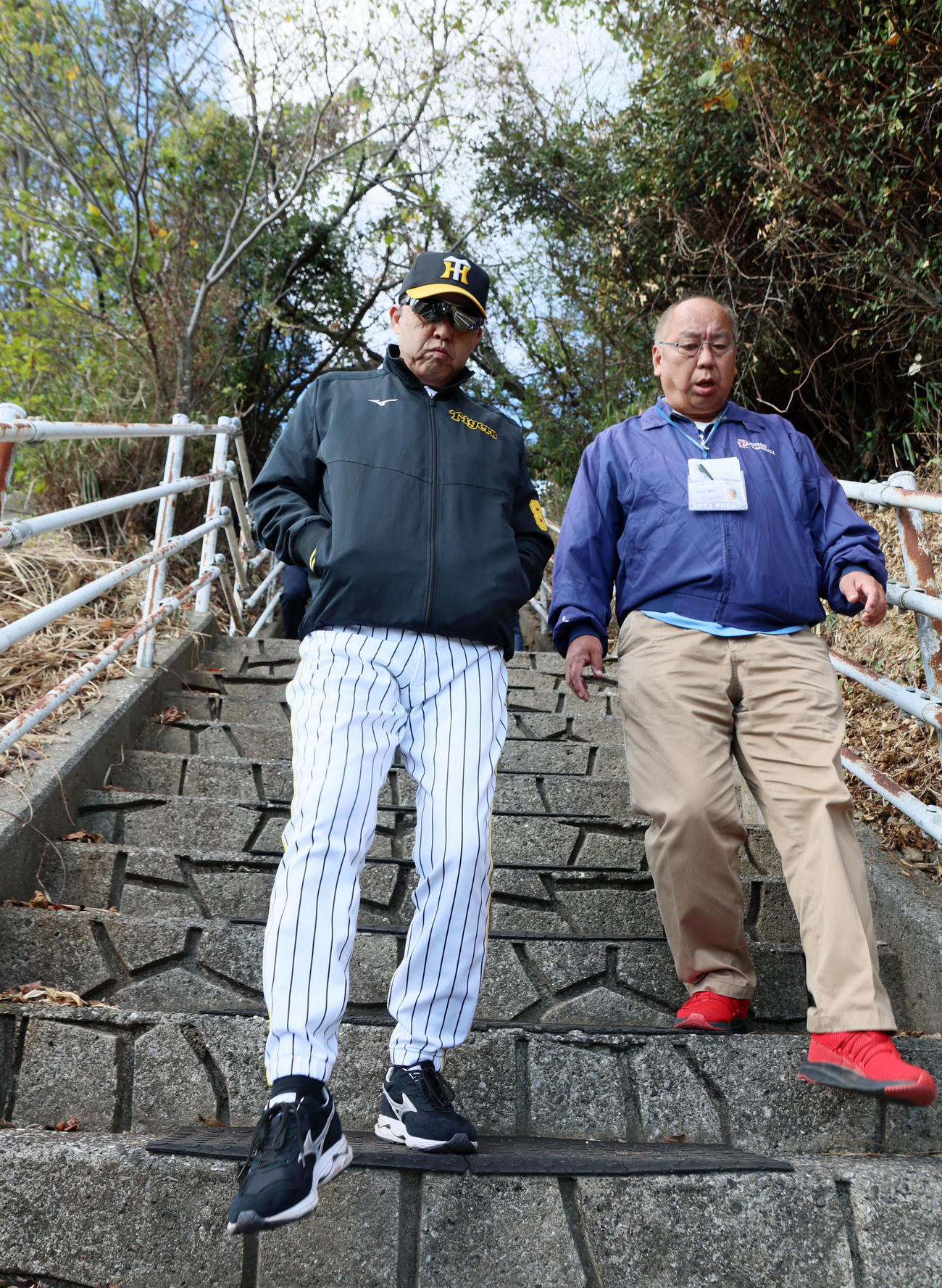 岡田監督は長い階段を降りてブルペンへ向かう（撮影・加藤哉）