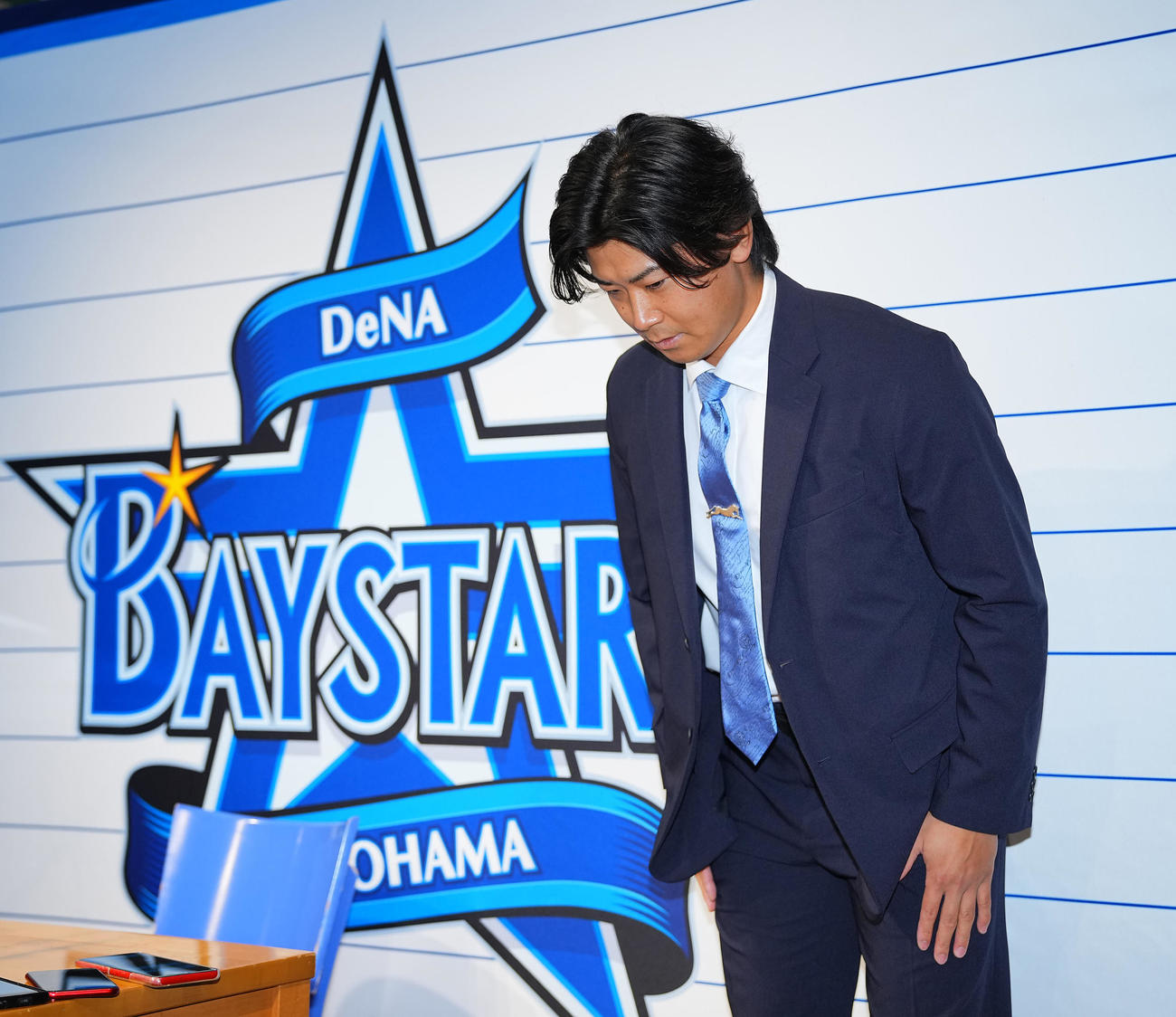 会見で感謝の言葉を述べ一礼するDeNA今永（撮影・垰建太）