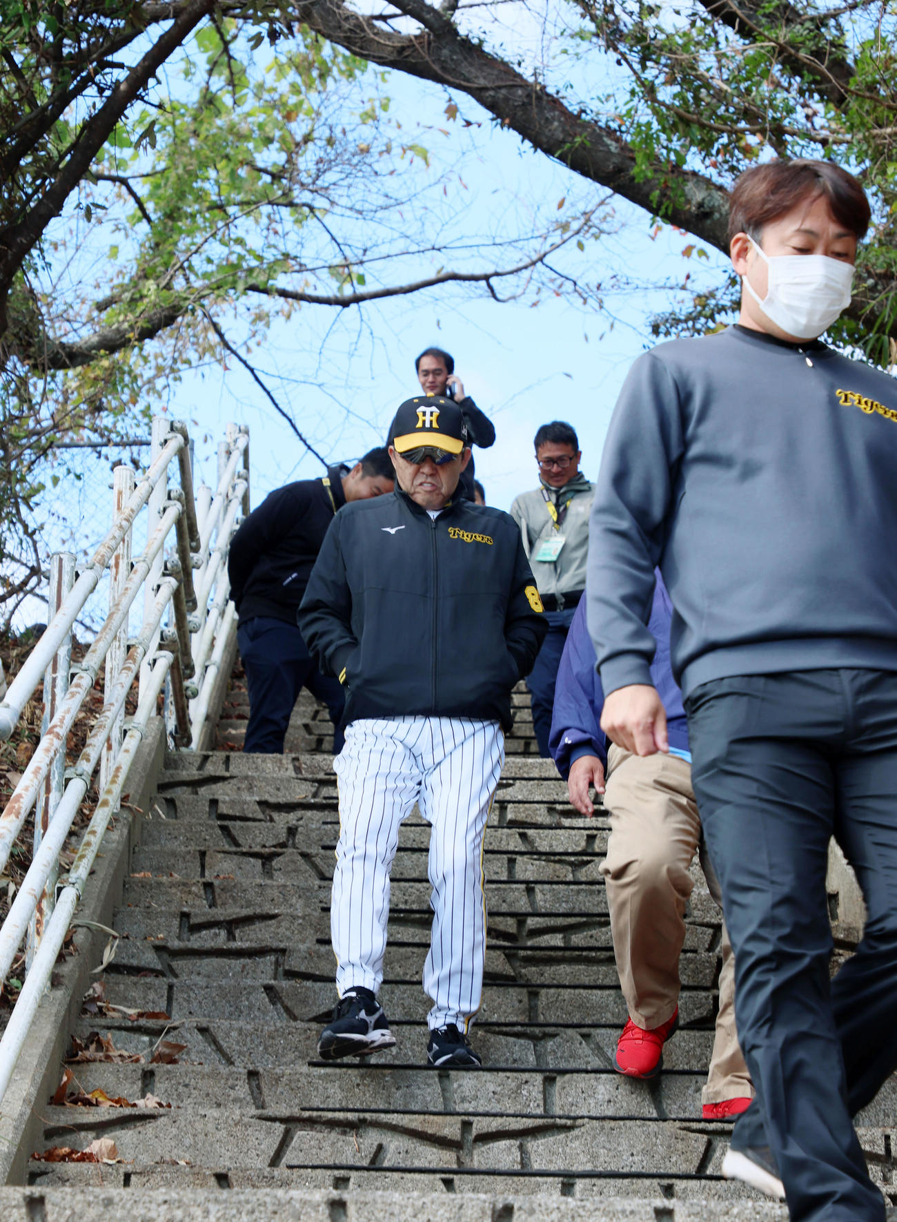 岡田監督は長い階段を降りてブルペンへ向かう（撮影・加藤哉）