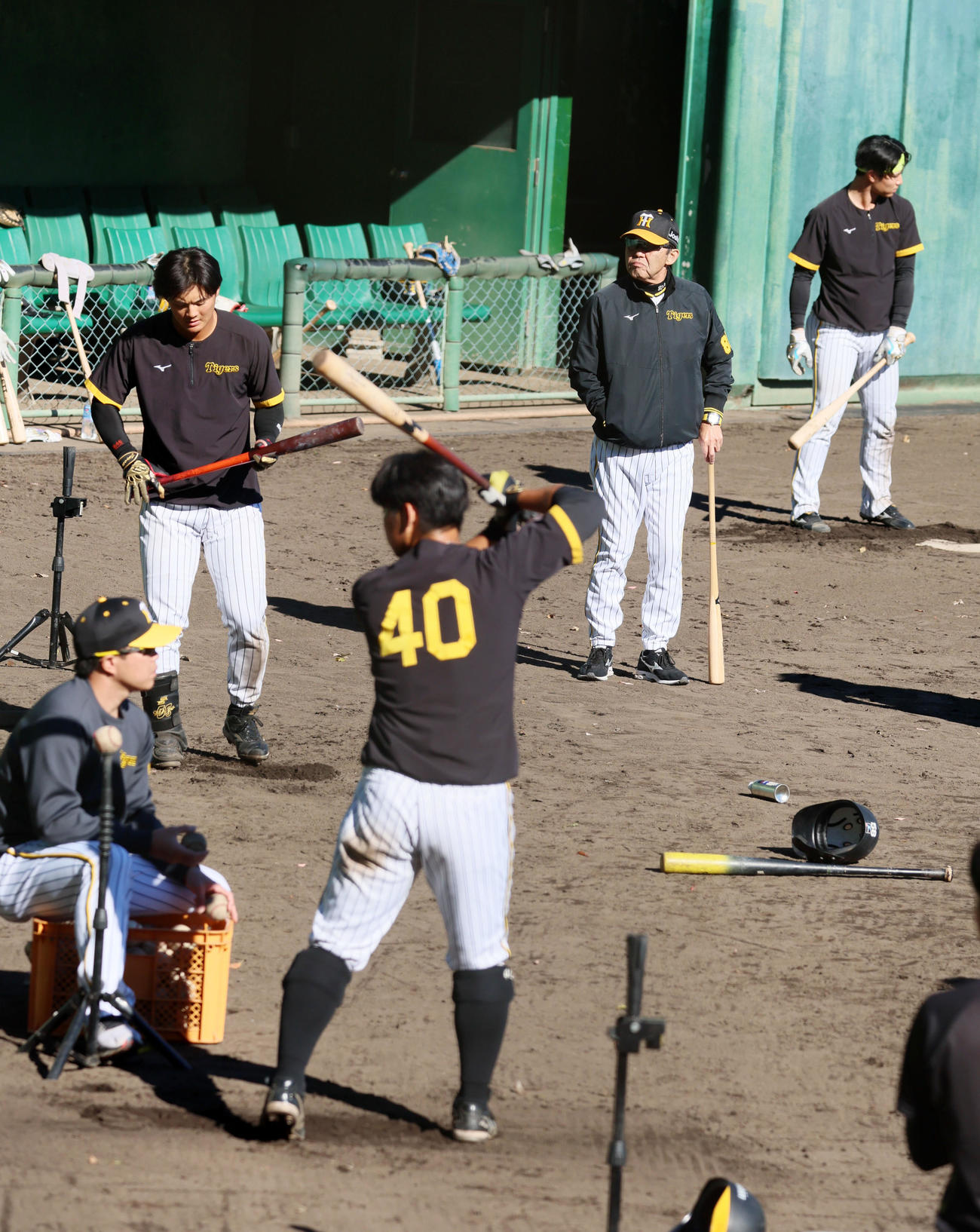 前川（左）、井坪らのティー打撃を見る岡田監督（撮影・加藤哉）