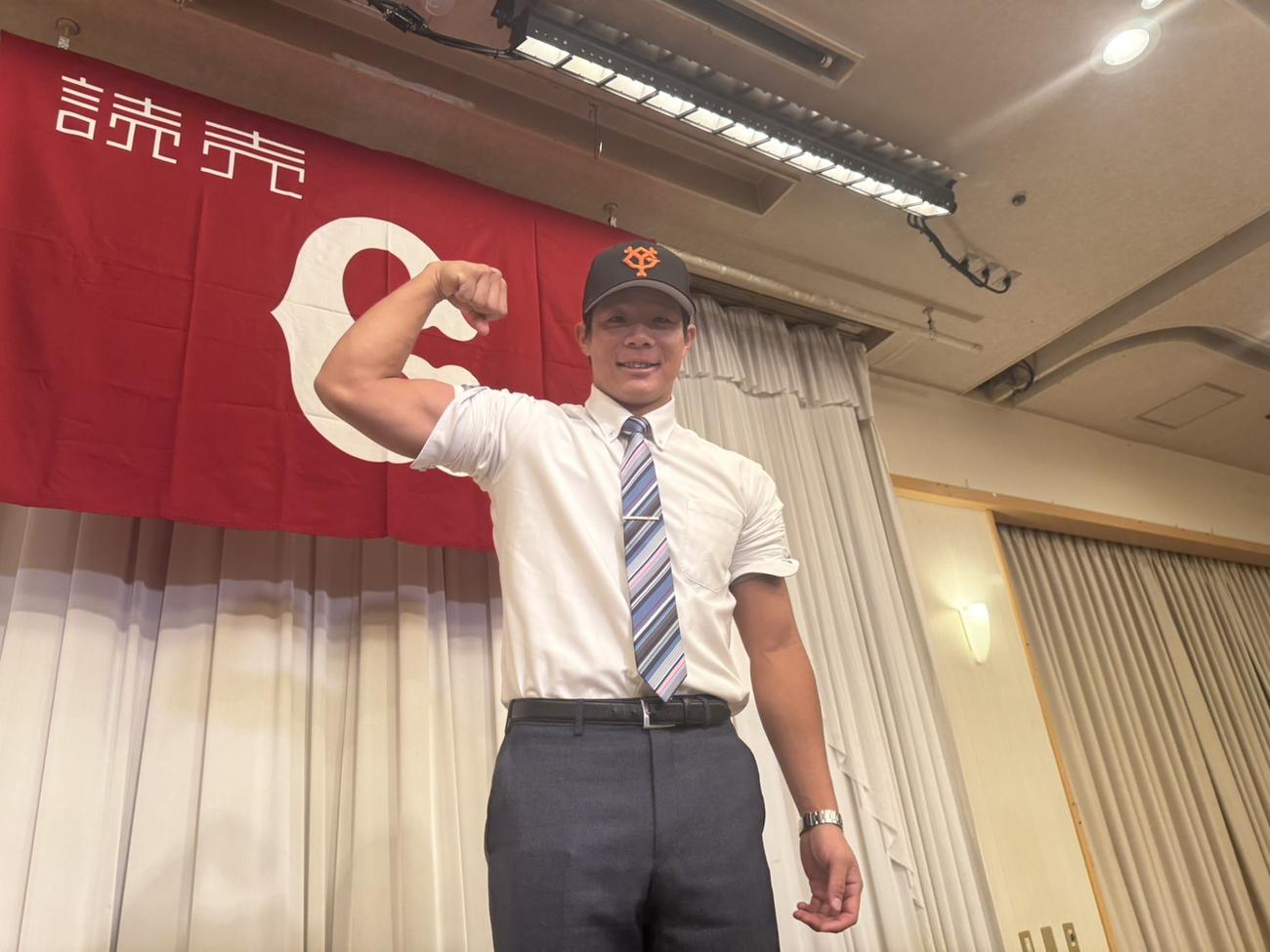 仮契約を結んだ巨人ドラフト3位の日立製作所・佐々木（撮影・小早川宗一郎）