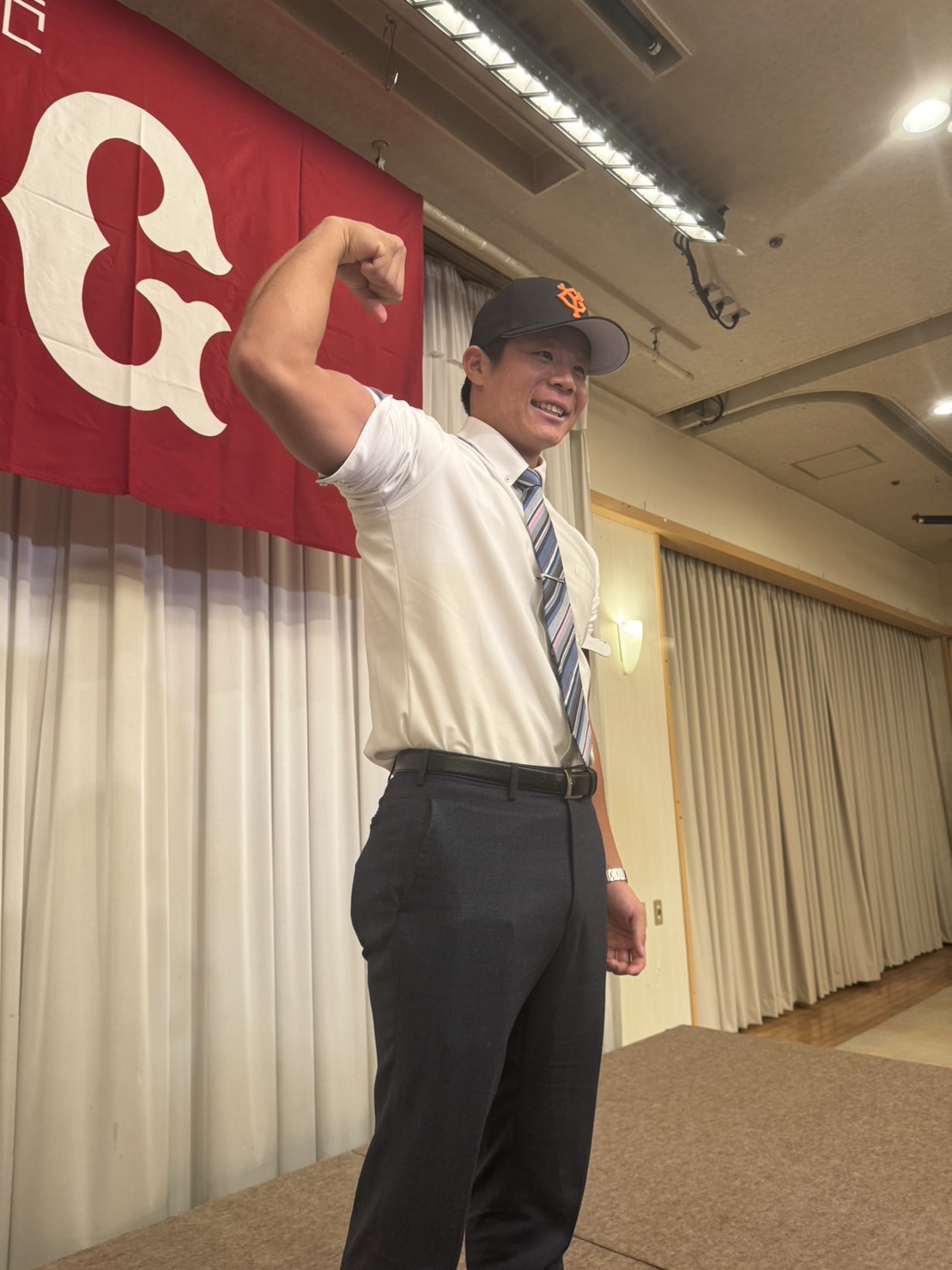 仮契約を結んだ巨人ドラフト3位の日立製作所・佐々木（撮影・小早川宗一郎）