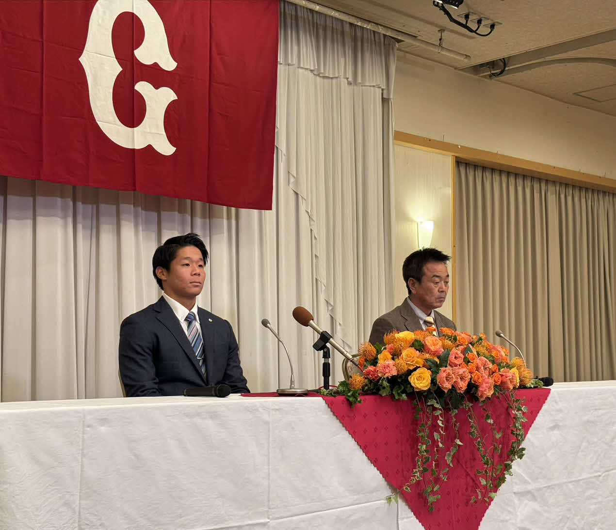 仮契約を結んだ巨人ドラフト3位の日立製作所・佐々木（左）と水野スカウト部長（撮影・小早川宗一郎）