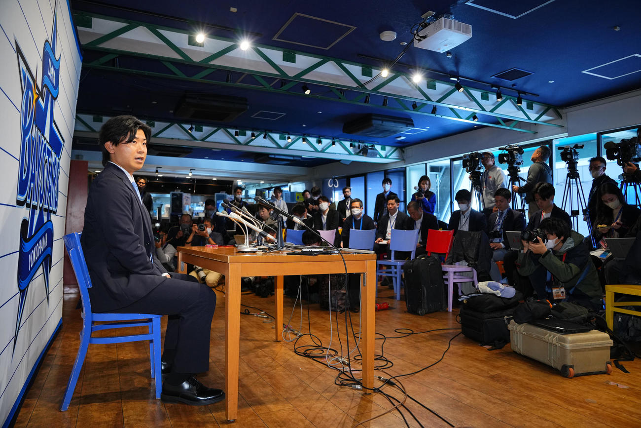 メジャー挑戦を表明し会見に臨むDeNA今永（撮影・垰建太）