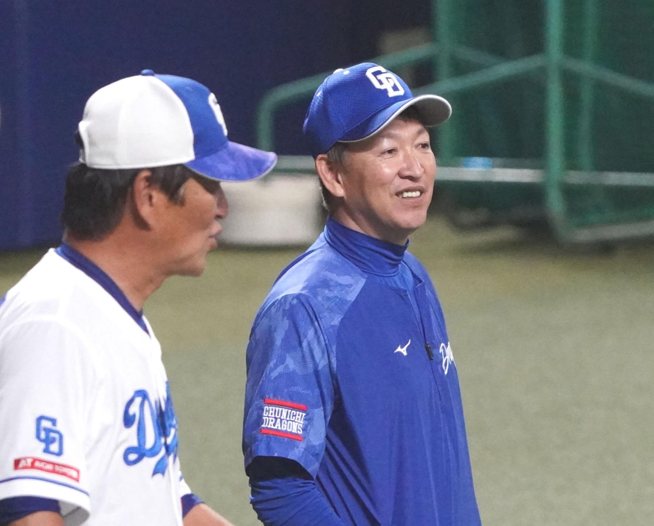 片岡HC(左）と言葉を交わす立浪監督（2023年11月7日撮影）