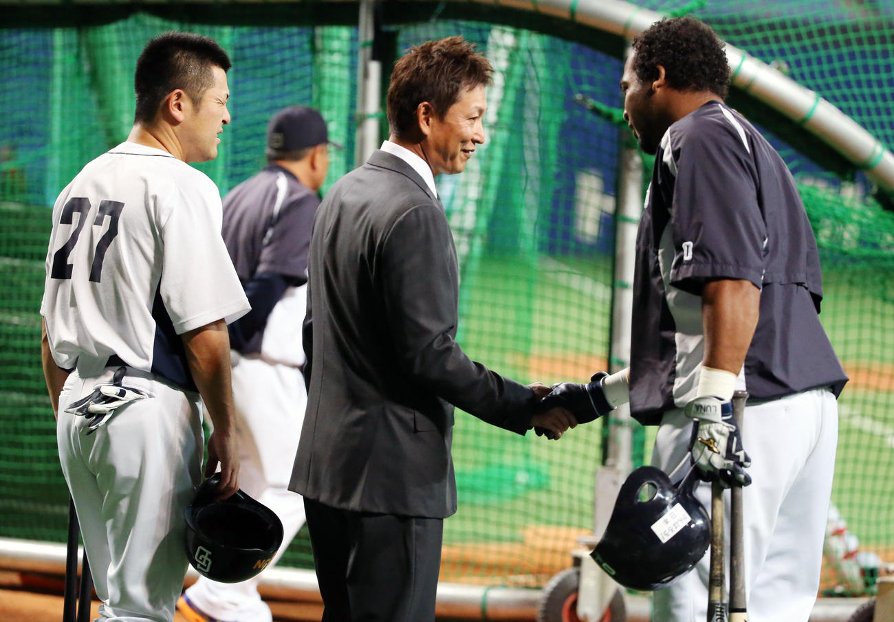 2014年4月、立浪和義氏（中央）と握手するエクトル・ルナ（右）左は谷繁元信兼任監督