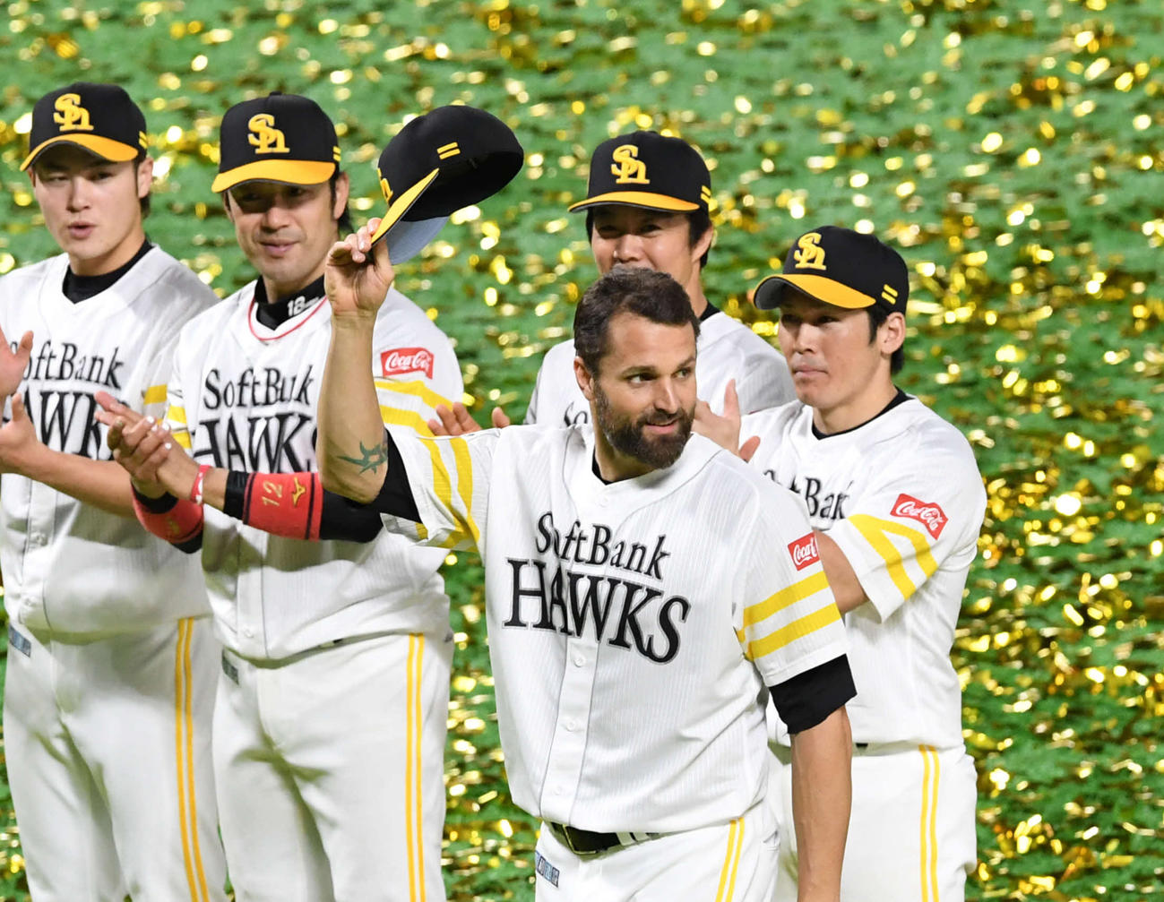 17年日本シリーズでMVPに選ばれ声援に応えるソフトバンク・サファテ（手前）