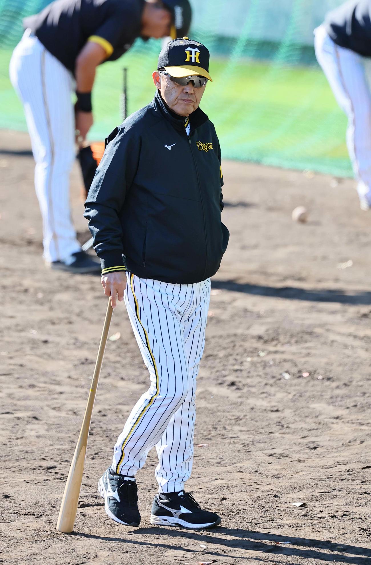 練習を見守る岡田監督（撮影・上田博志）