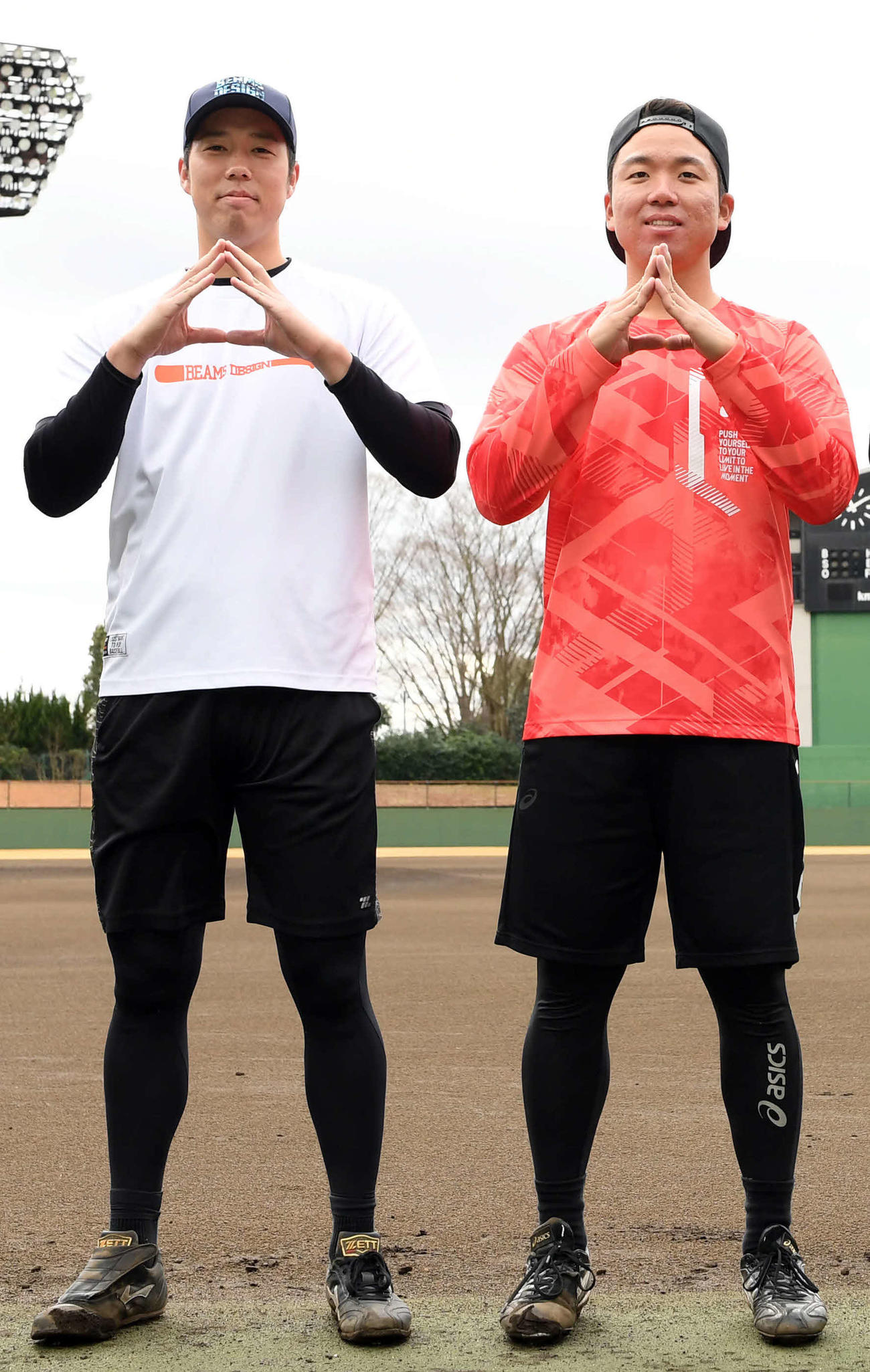 1月、青柳（左）の合同自主トレに参加し飛躍した村上