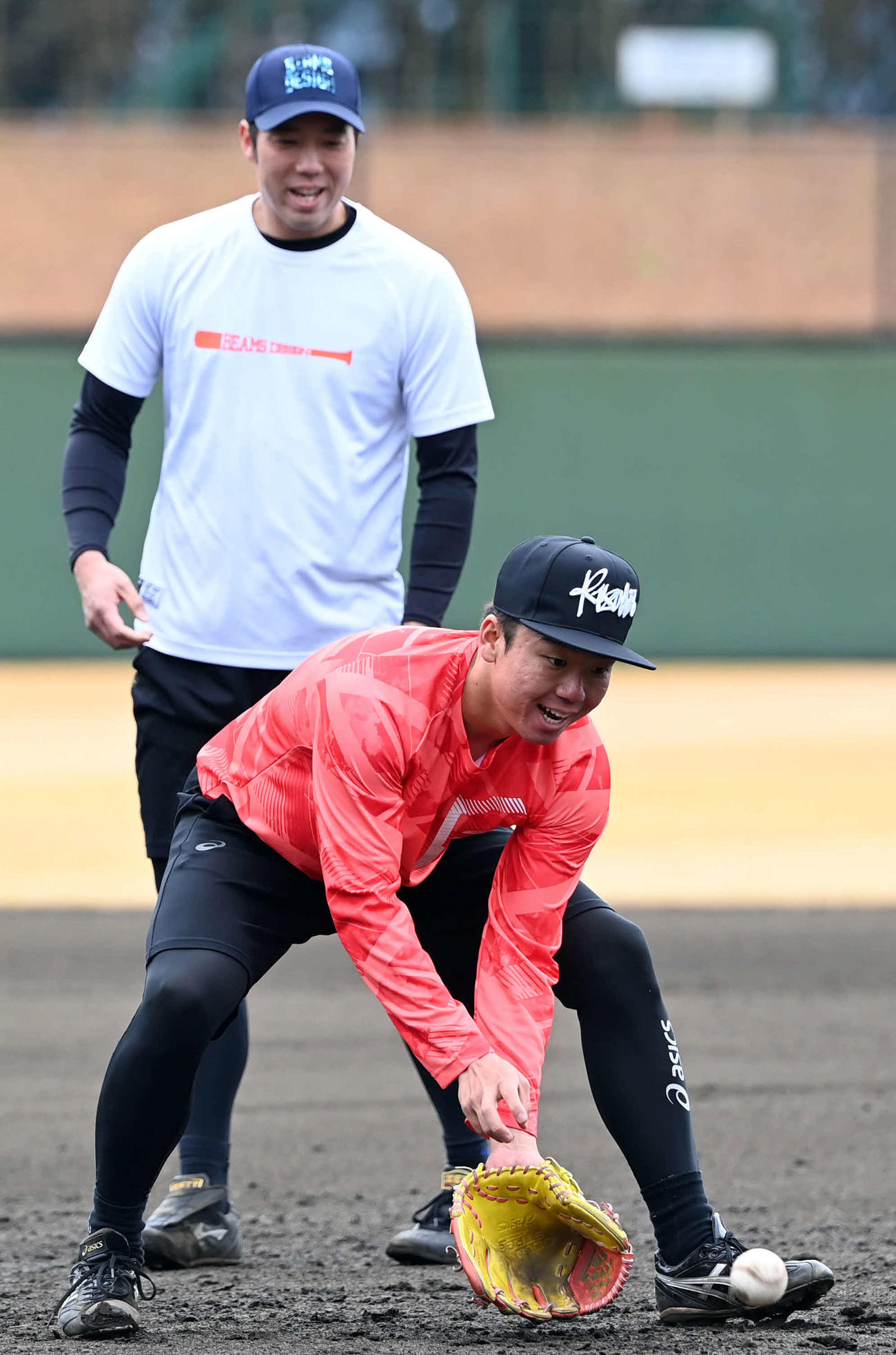 1月、青柳（後方）の合同自主トレに参加した村上