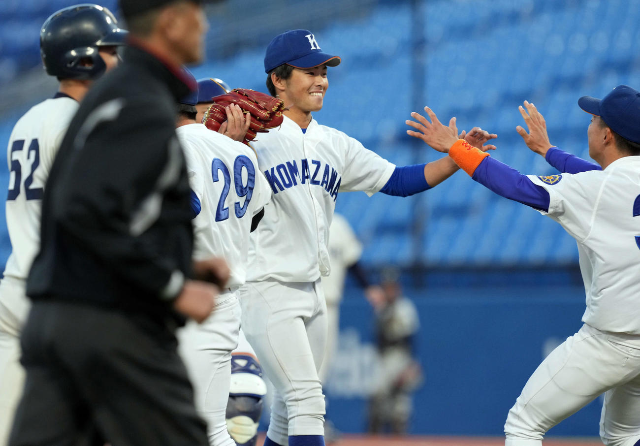 駒大対東洋大　タイブレークの末、東洋大に勝利した駒大・東田（右から2人目）（撮影・たえ見朱実）